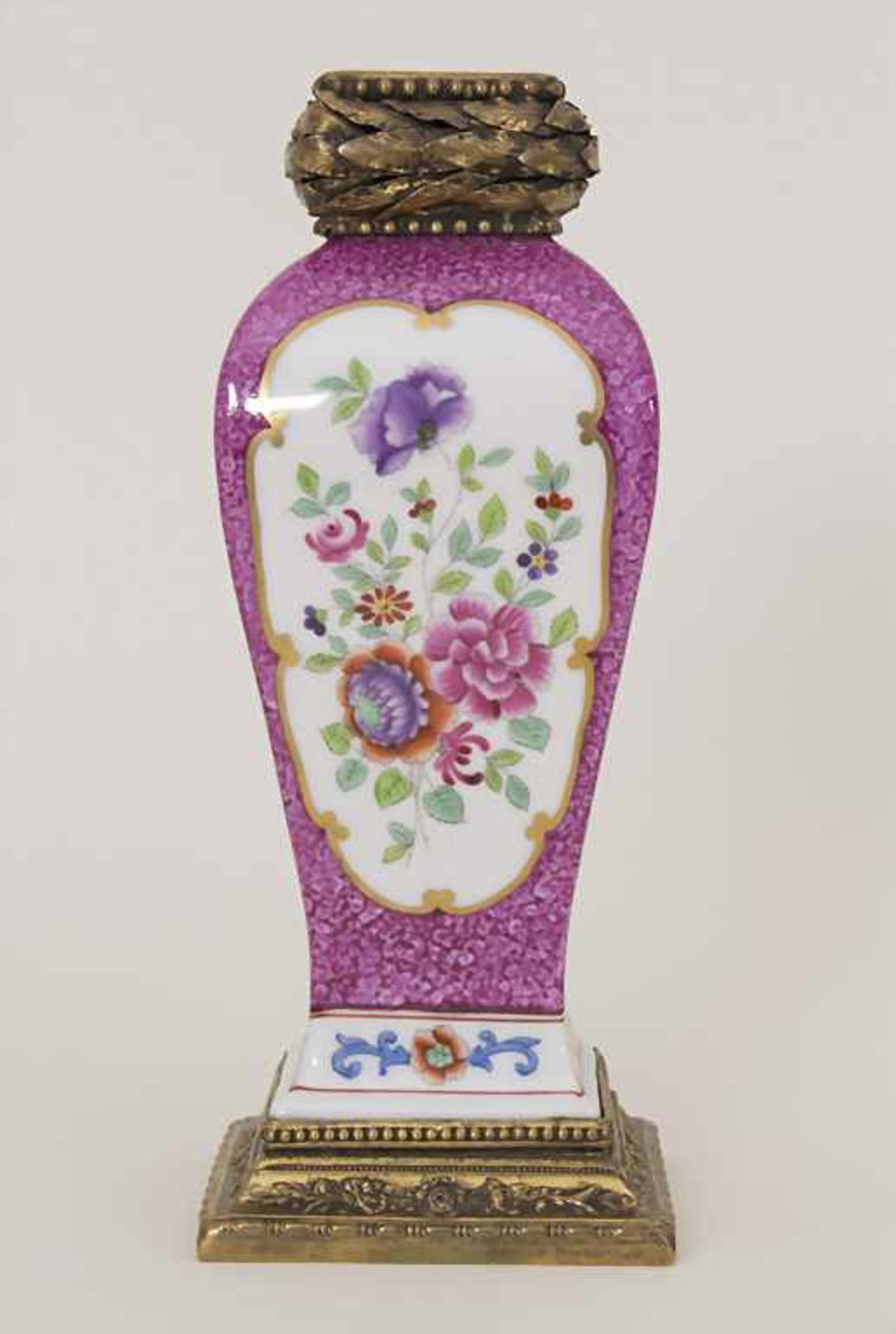 Vase mit Bronzemontur / A vase with bronze mounts, Frankreich, um 1880Material: Porzellan, polychrom