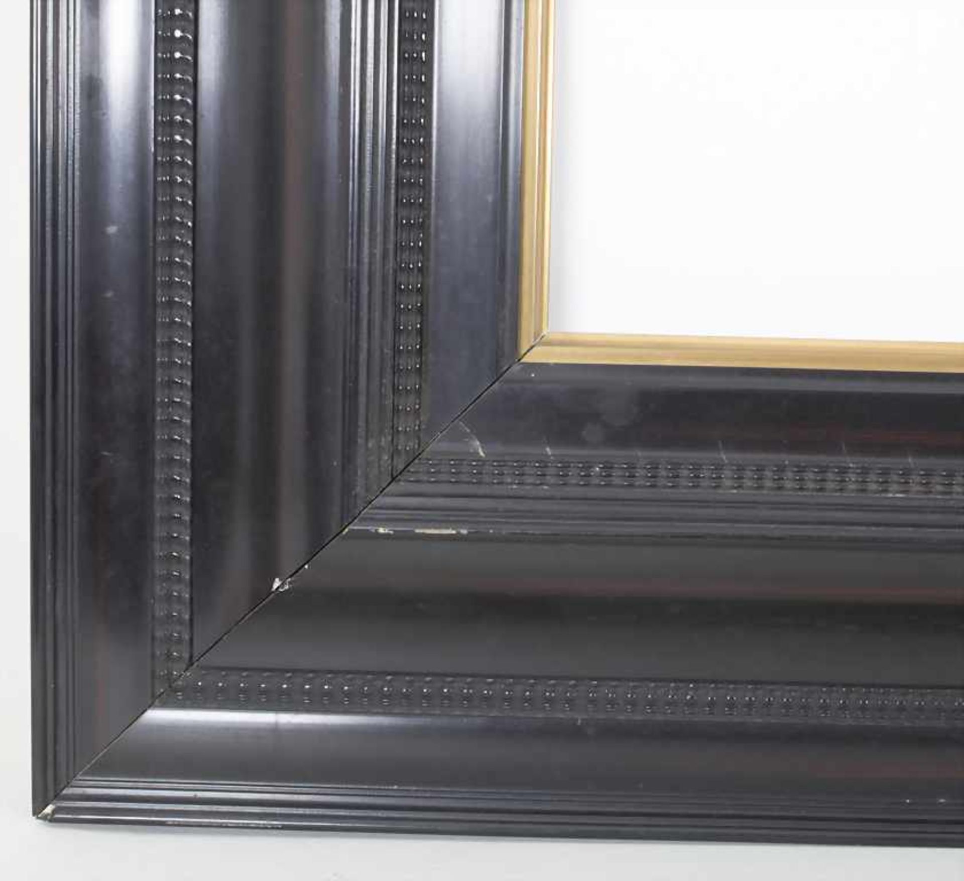 Biedermeier-Rahmen / A Biedermeier frameMaterial: Holz, ebonisiert, mit reliefiertem Perlfries - Bild 2 aus 4