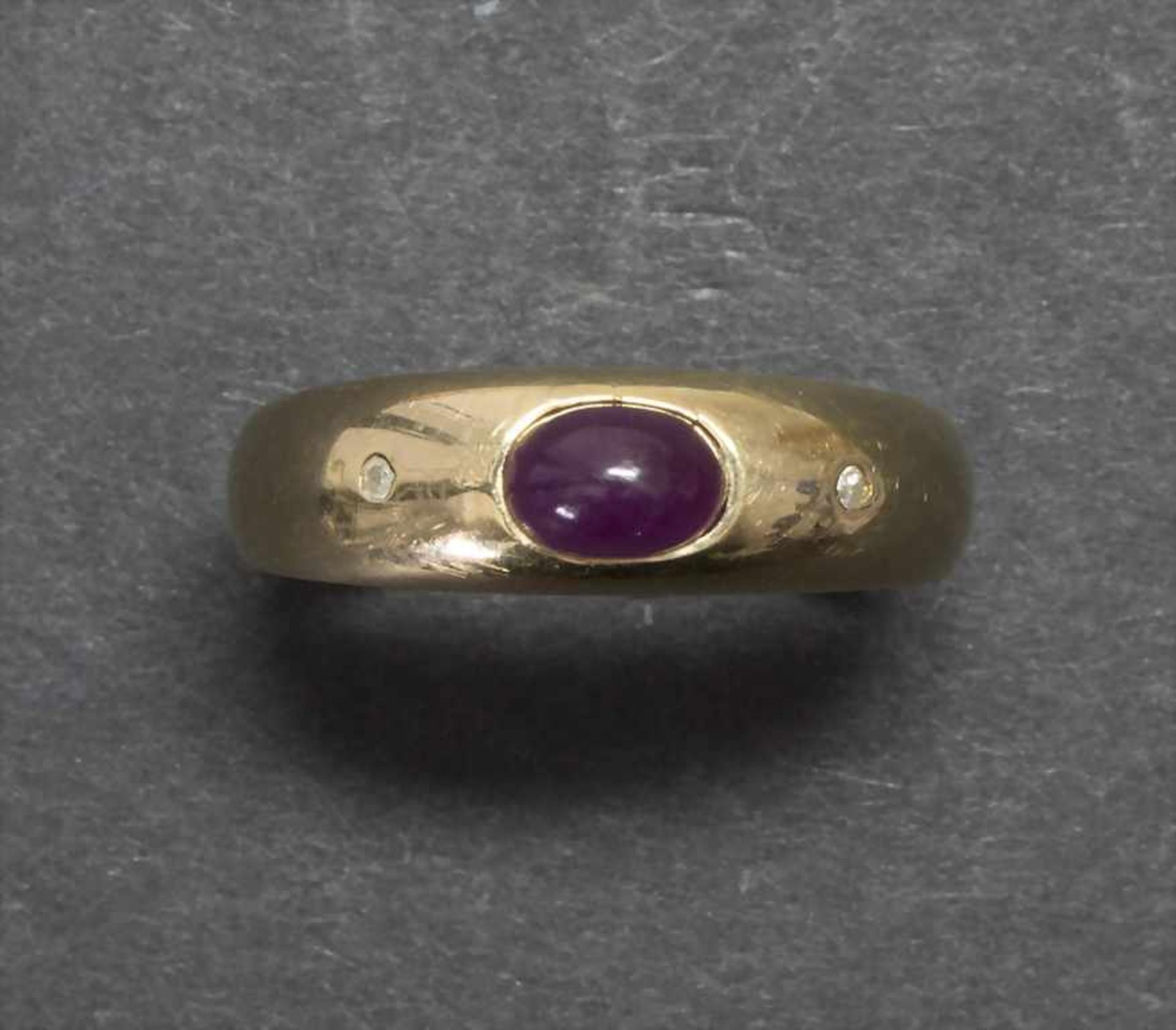 Damenring mit Rubin Cabochon / A ladies ring with ruby cabochonMaterial: Gelbgold 8 Kt. 333/000, - Image 2 of 3