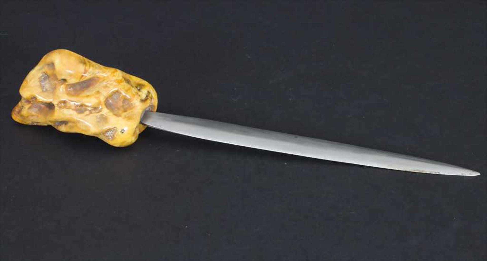 Brieföffner mit Bernstein / A Paper Knife with AmberMateriaL Bernstein mit Stahlklinge,Länge: 7,5 cm