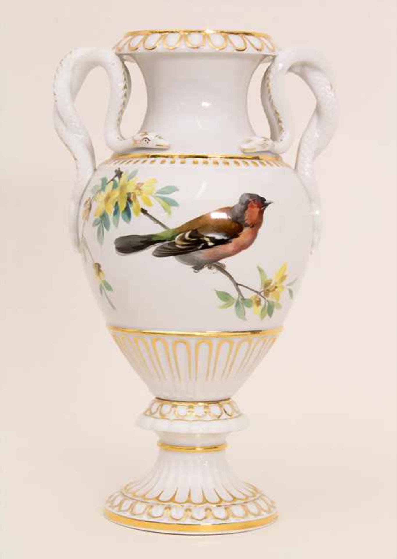 Schlangenhenkelvase mit Vogeldekor / A snake handled vase with a bird, Meissen, um 1860Material: