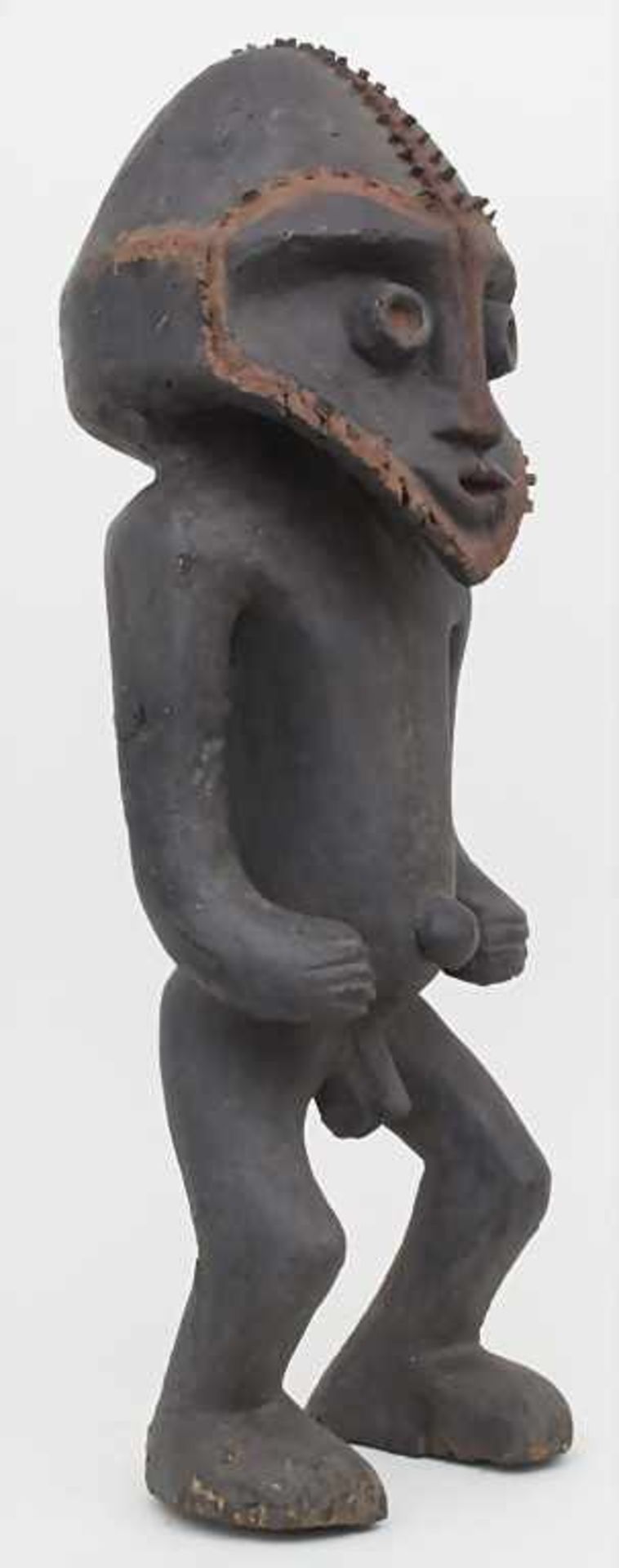 Männlicher Fetisch / A male fetish, Mambila, KamerunMaterial: schweres Holz, Gesicht und Augen rot - Bild 3 aus 4