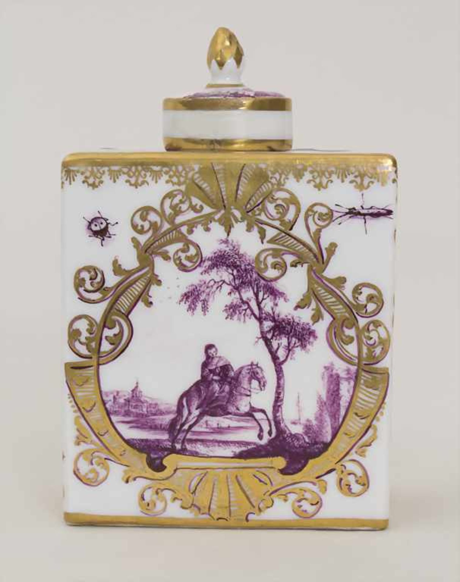 Teedose / A tea caddy, Meissen, um 1735Material: Porzellan, in Purpur und in Gold bemalt, glasiert,