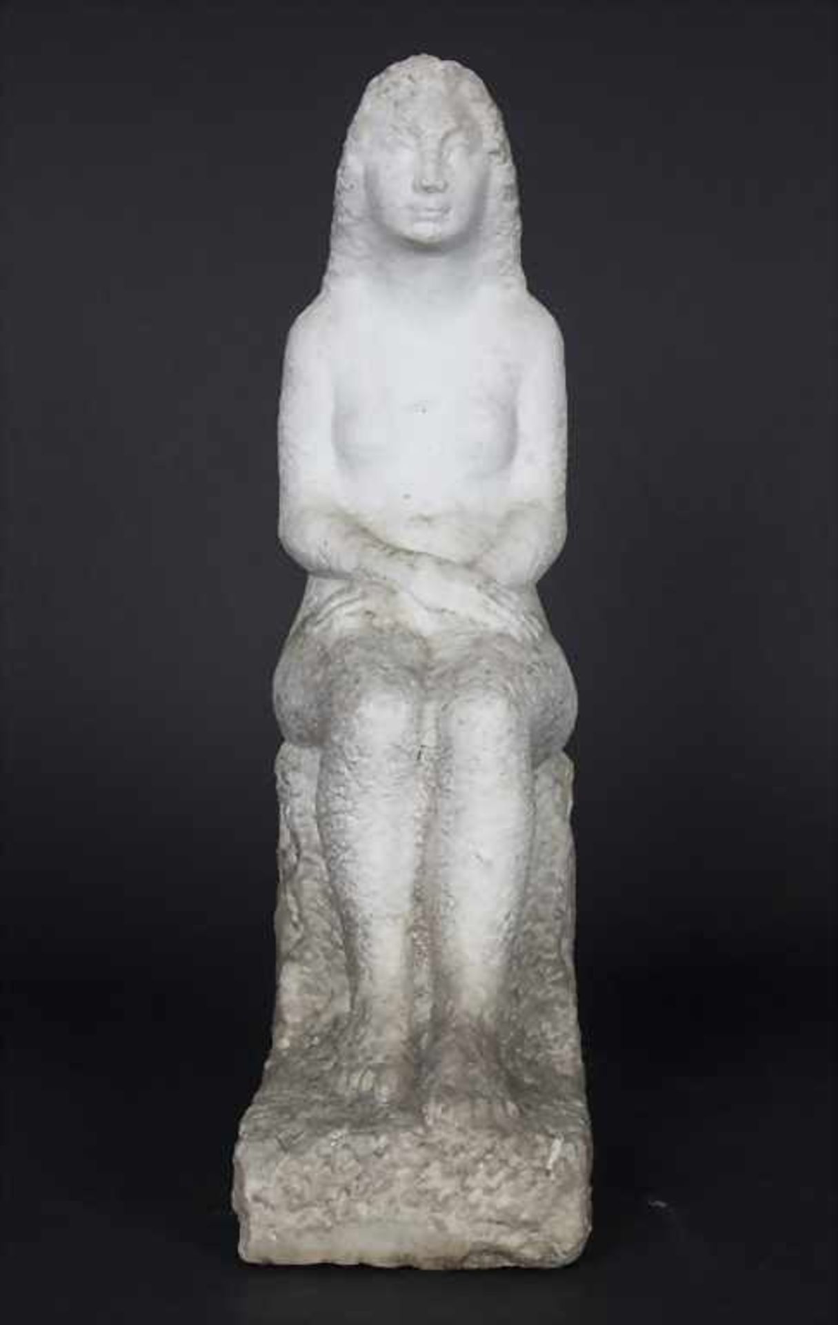 Steinskulptur 'Sitzender weiblicher Akt' / A marble sculpture 'Sitting female nude'Technik: weißer