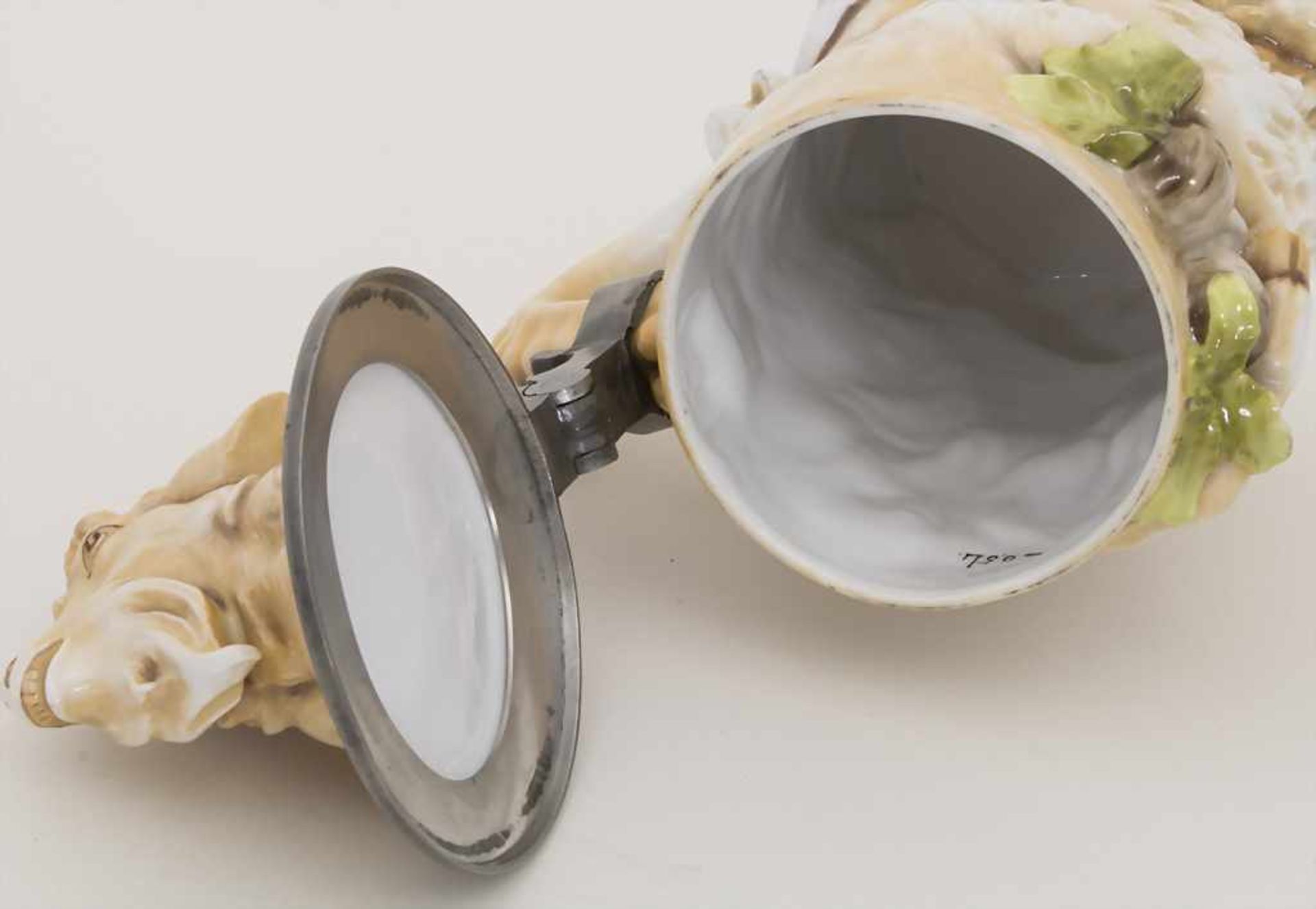 Figürlicher Bierkrug 0,5 L / A figural porcelain beer mug, Schierholz & Sohn, Plaue, um - Bild 4 aus 5
