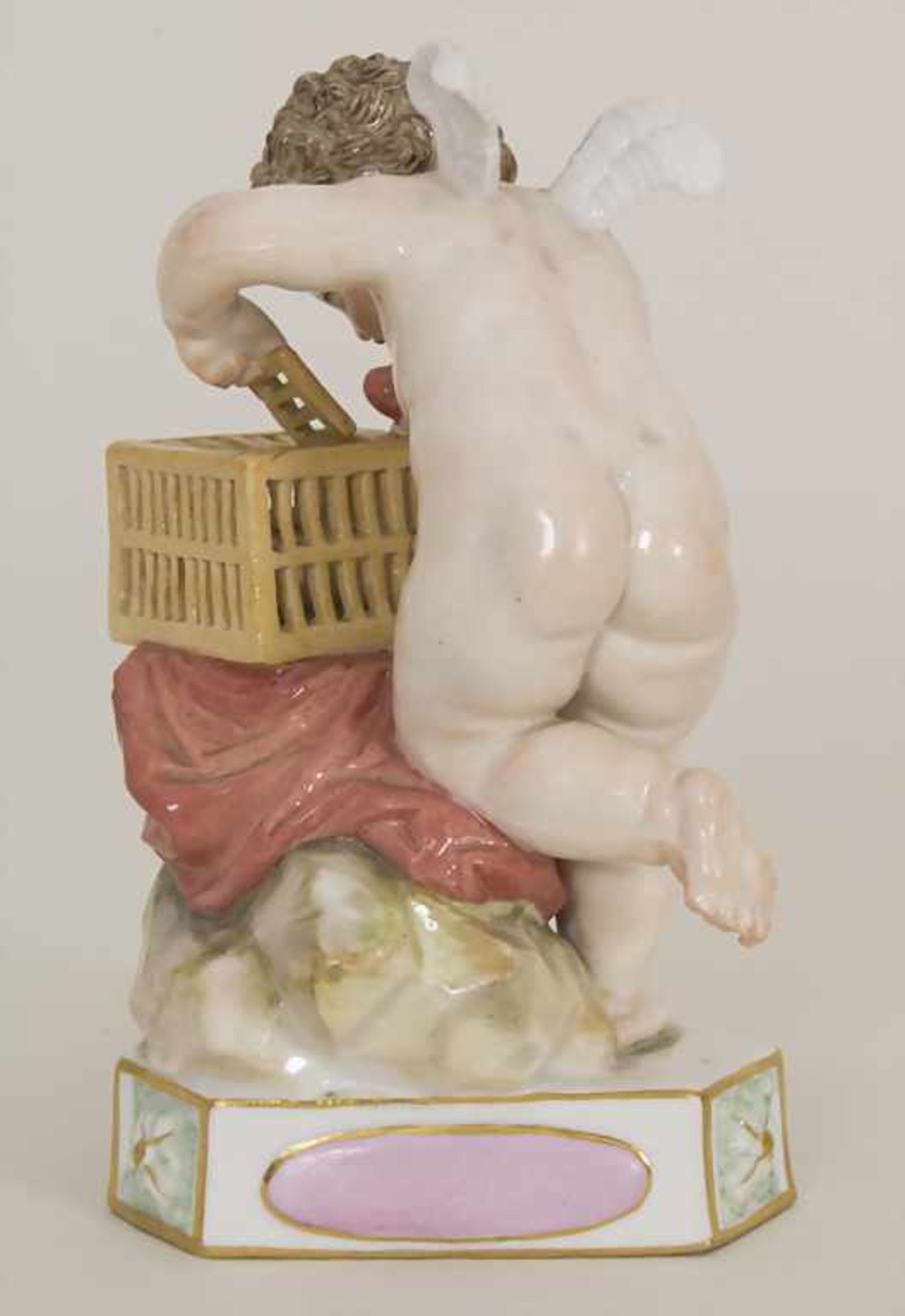 Devisenkind 'Je le captive' / A cupid putting a heart in a cage, Michel Victor Acier, Meissen, um - Bild 2 aus 6