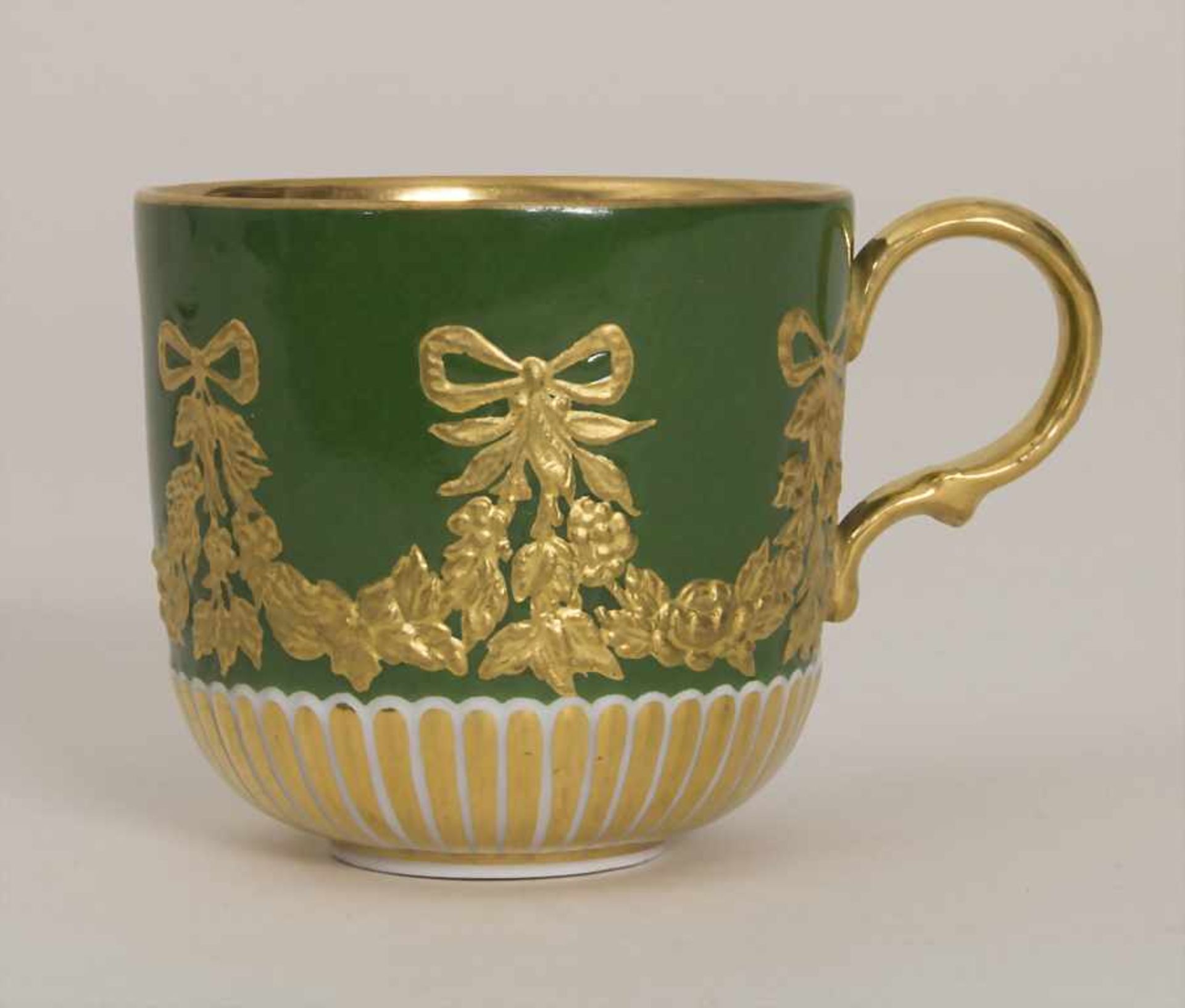 Tasse mit Untertasse / A cup and saucer, KPM, Berlin, um 1915Material: Porzellan, monochrom - Bild 7 aus 11