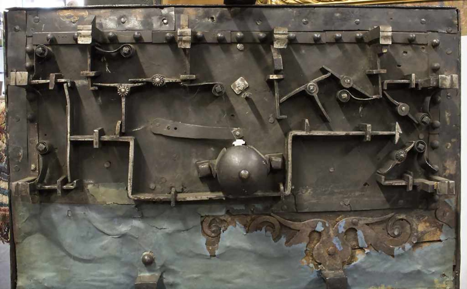 Eisentruhe als Kriegskasse / An iron (war) chest, 18. Jh.Material: Eisen, 1 schweres Außen-Schloss - Image 12 of 16