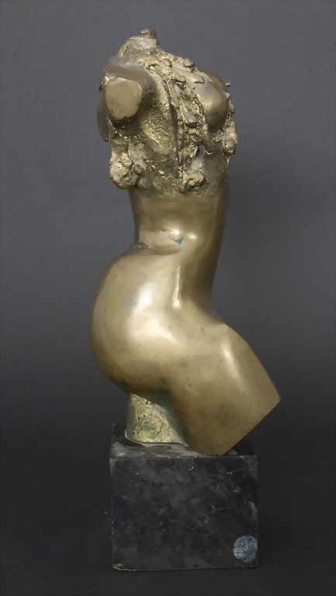 Dako Dakov (*1923), 'Weiblicher Akt' / 'A female nude'Technik: Bronze patiniert, auf Steinsockel - Bild 4 aus 4