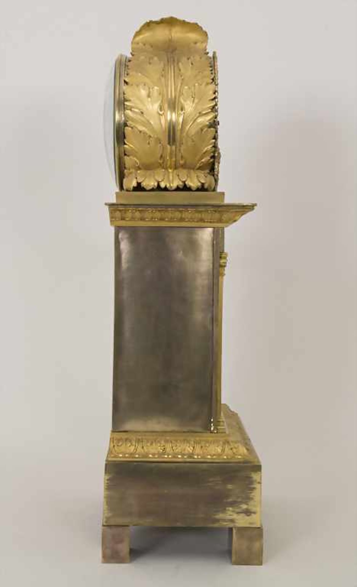 Empire Pendule 'Die Künste' / An Empire clock 'The fine arts', Paris, um 1800Gehäuse: Bronze, - Image 4 of 11