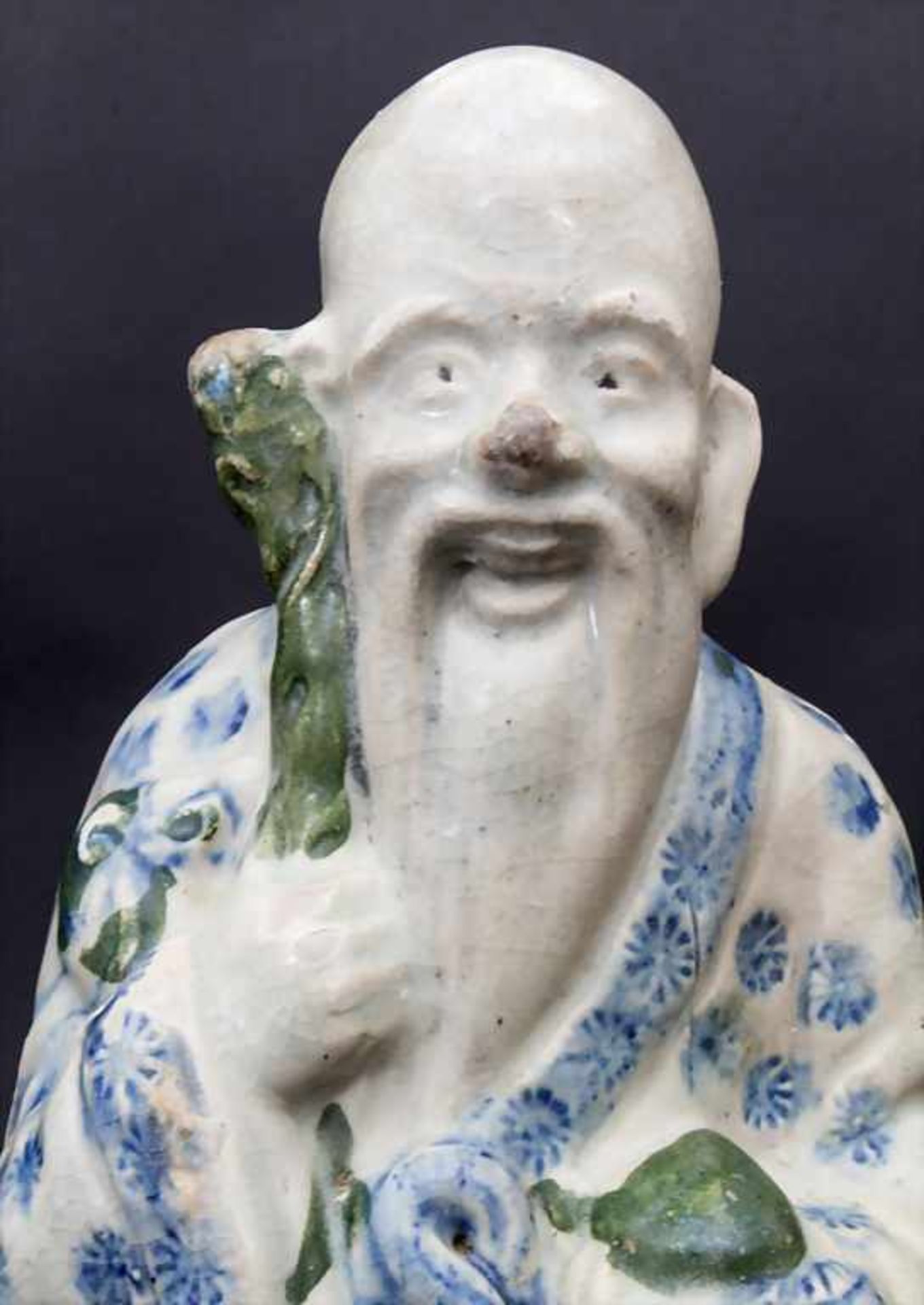 Mönch mit Stab und Glückspfirsich, China, Qing Dynasie, 18. Jh.Material: Keramik, handgeformt, - Bild 5 aus 6