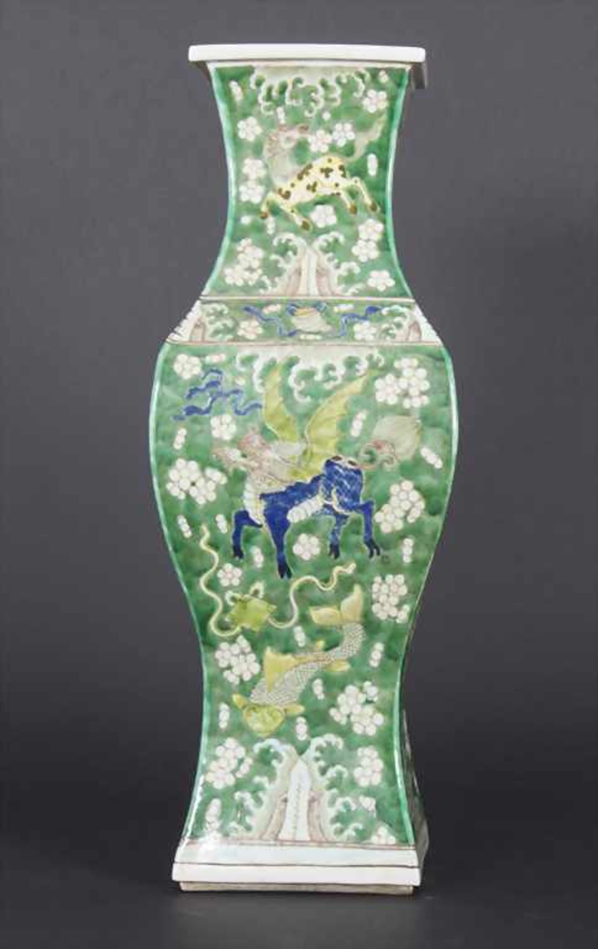 Ziervase, China, späte Qing-Dynastie, 19./20. Jh.Material: Porzellan, polychrom bemalt,Marke/ - Bild 11 aus 17