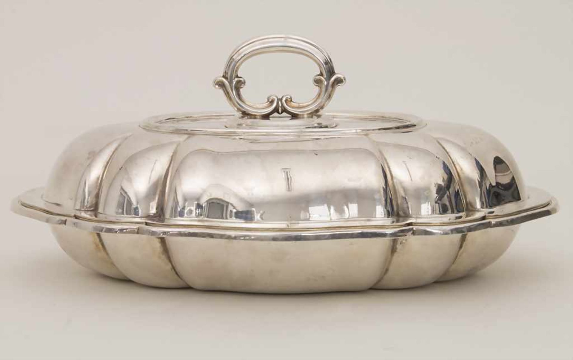 Warmhalteschale, sog. Entree Dish, mit abnehmbarem Griff / A silver vegetable tureen with cover,