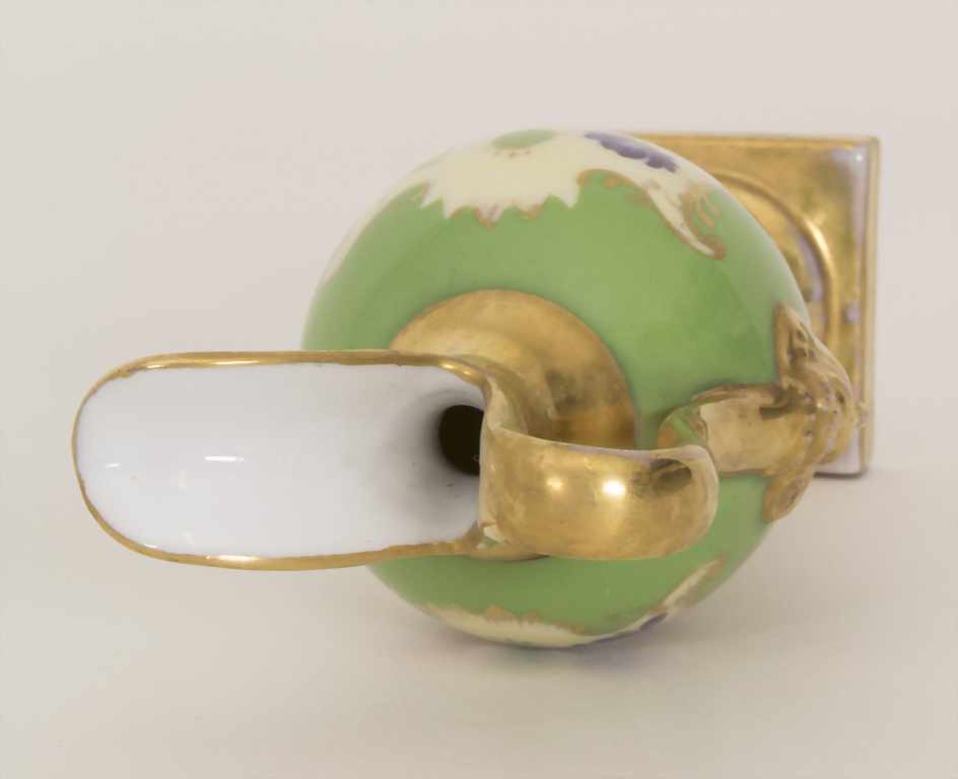 Kleine Henkelkanne mit Blumenbouquets / A small jug with handle, um 1880Material: Porzellan, - Bild 5 aus 8