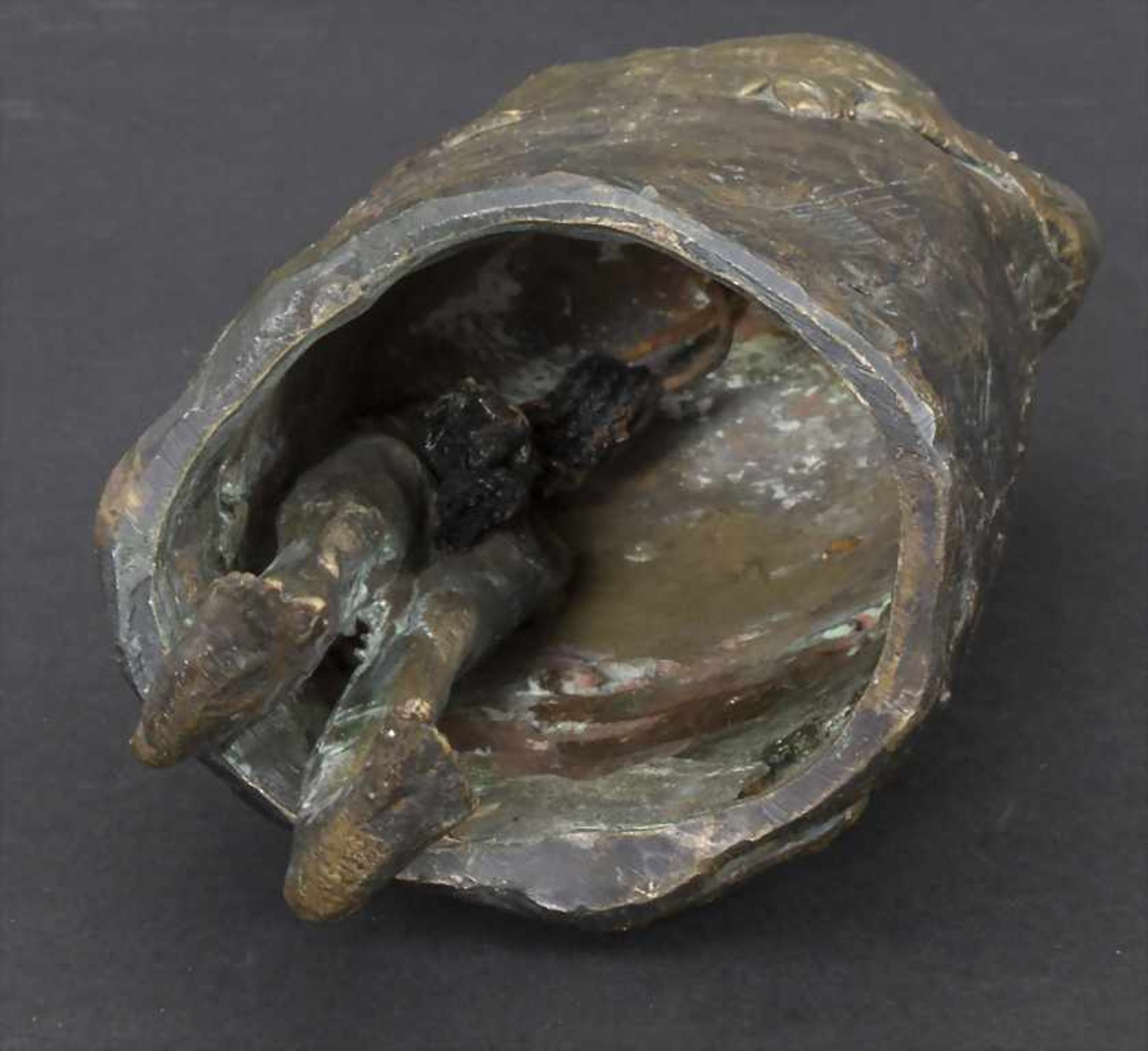 Künstler des 20. Jh. (wohl Bulgarien), 'Figurenglocke' / 'A figural bell'Technik: Bronze, - Image 3 of 5