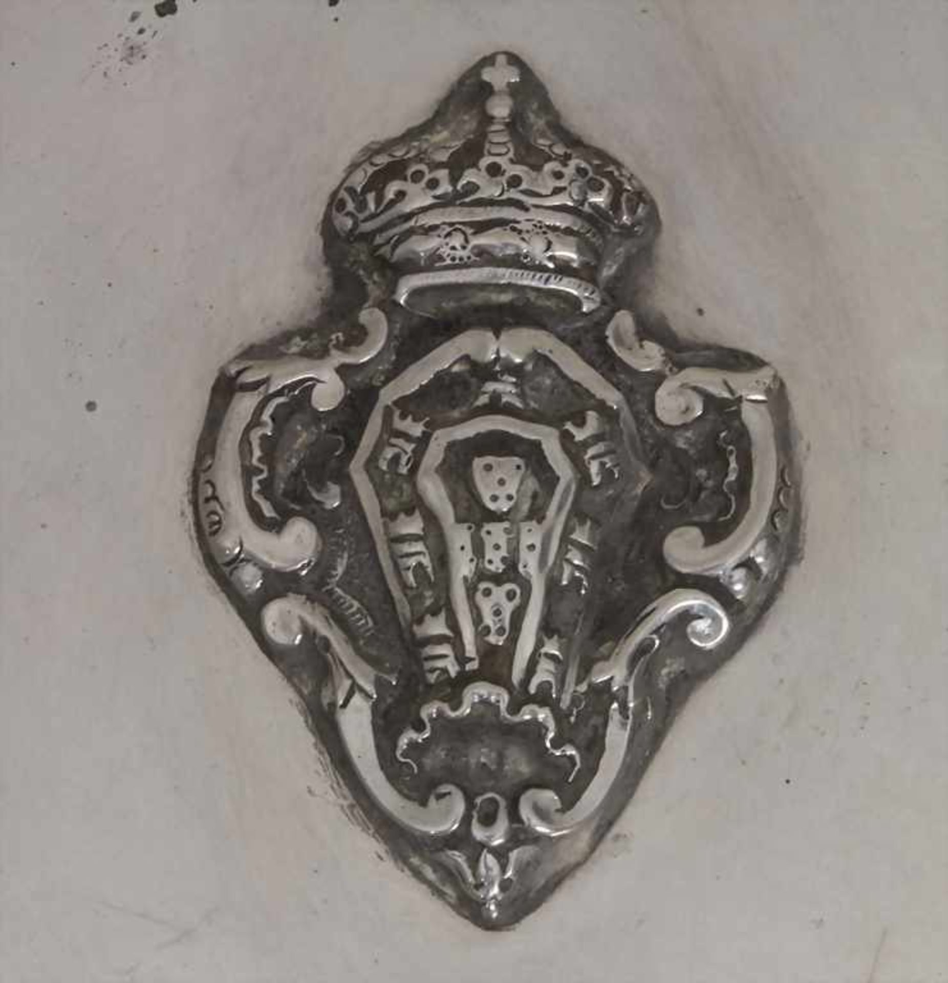 Deckeldose / A covered silver bowl, 19. Jh.Material: Silber 13 Lot, innen vergoldet, Adelswappen, - Bild 2 aus 4