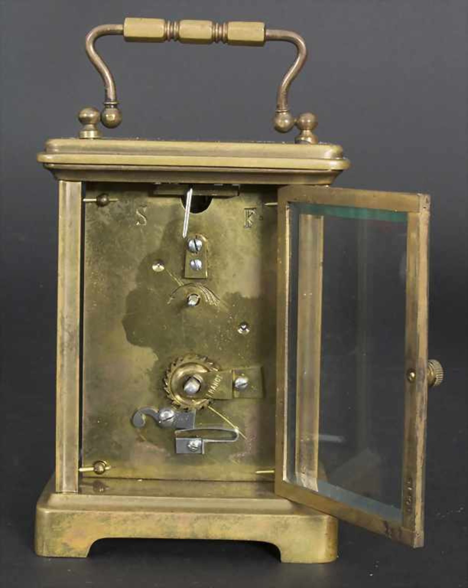 Reiseuhr / A travel clock, um 1900Material: Reiseuhr im Etui, mit Aufzug-Schlüssel,Gehäuse: rundum - Image 4 of 7