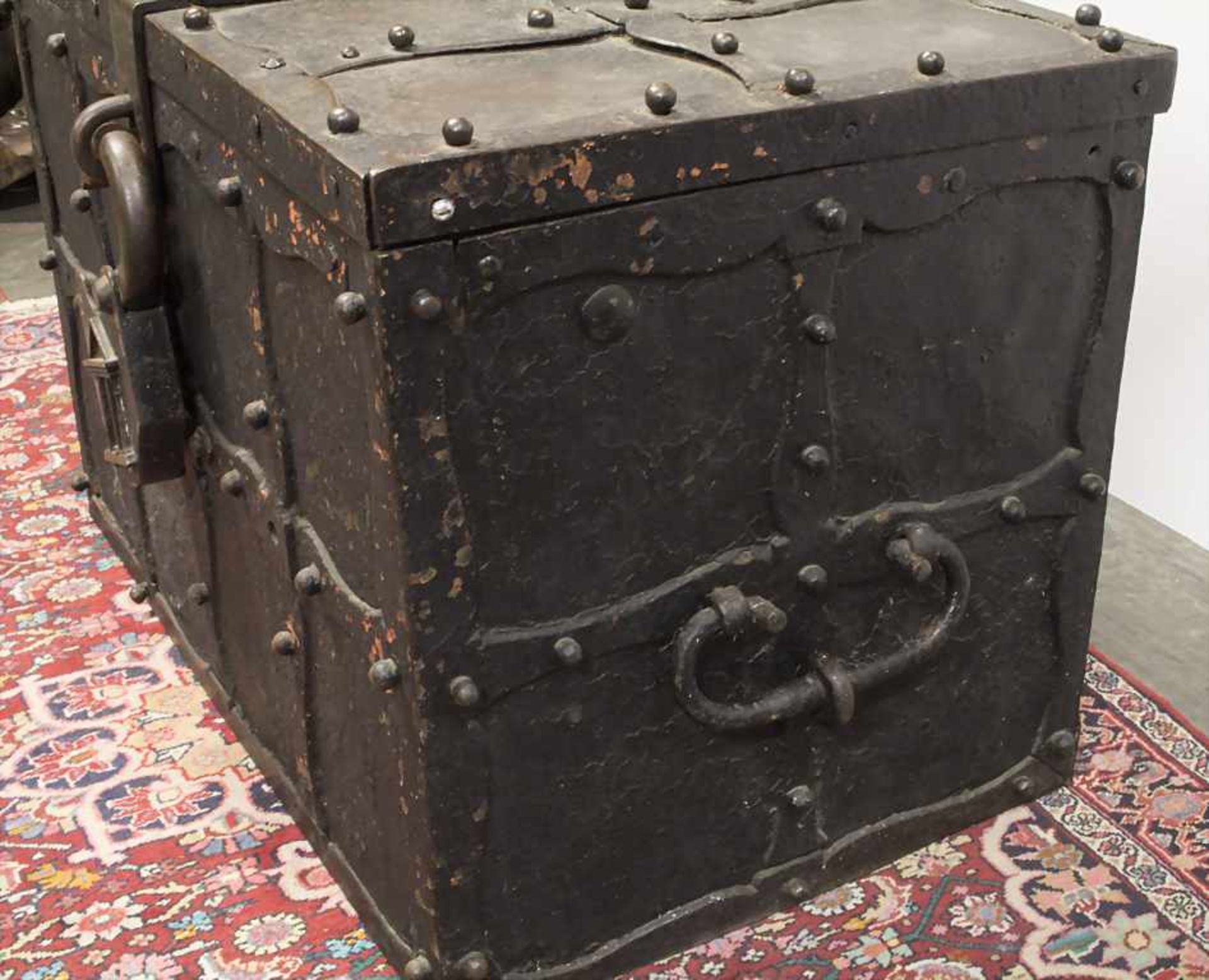Eisentruhe als Kriegskasse / An iron (war) chest, 18. Jh.Material: Eisen, 1 schweres Außen-Schloss - Image 11 of 16