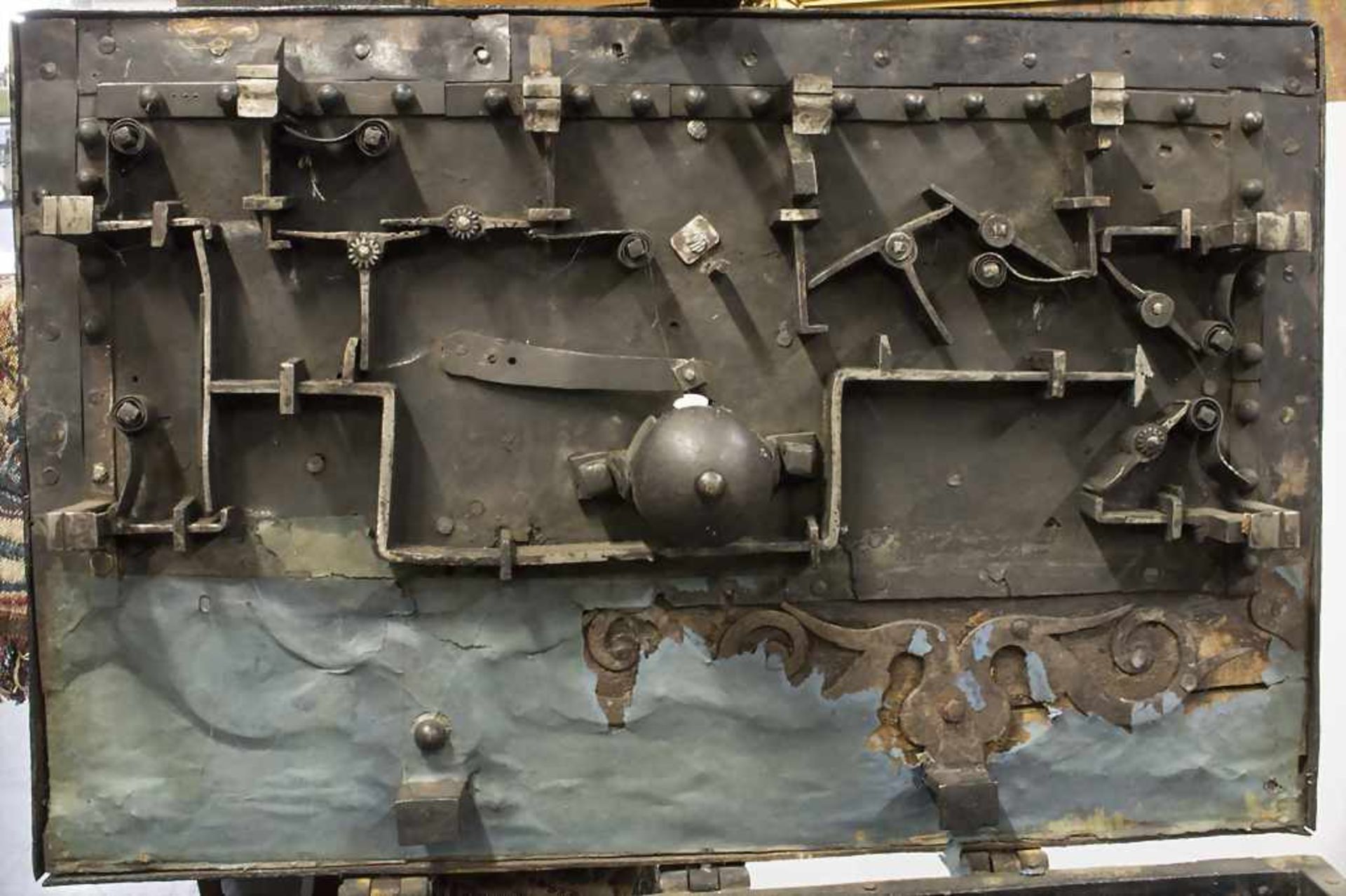 Eisentruhe als Kriegskasse / An iron (war) chest, 18. Jh. - Bild 13 aus 16