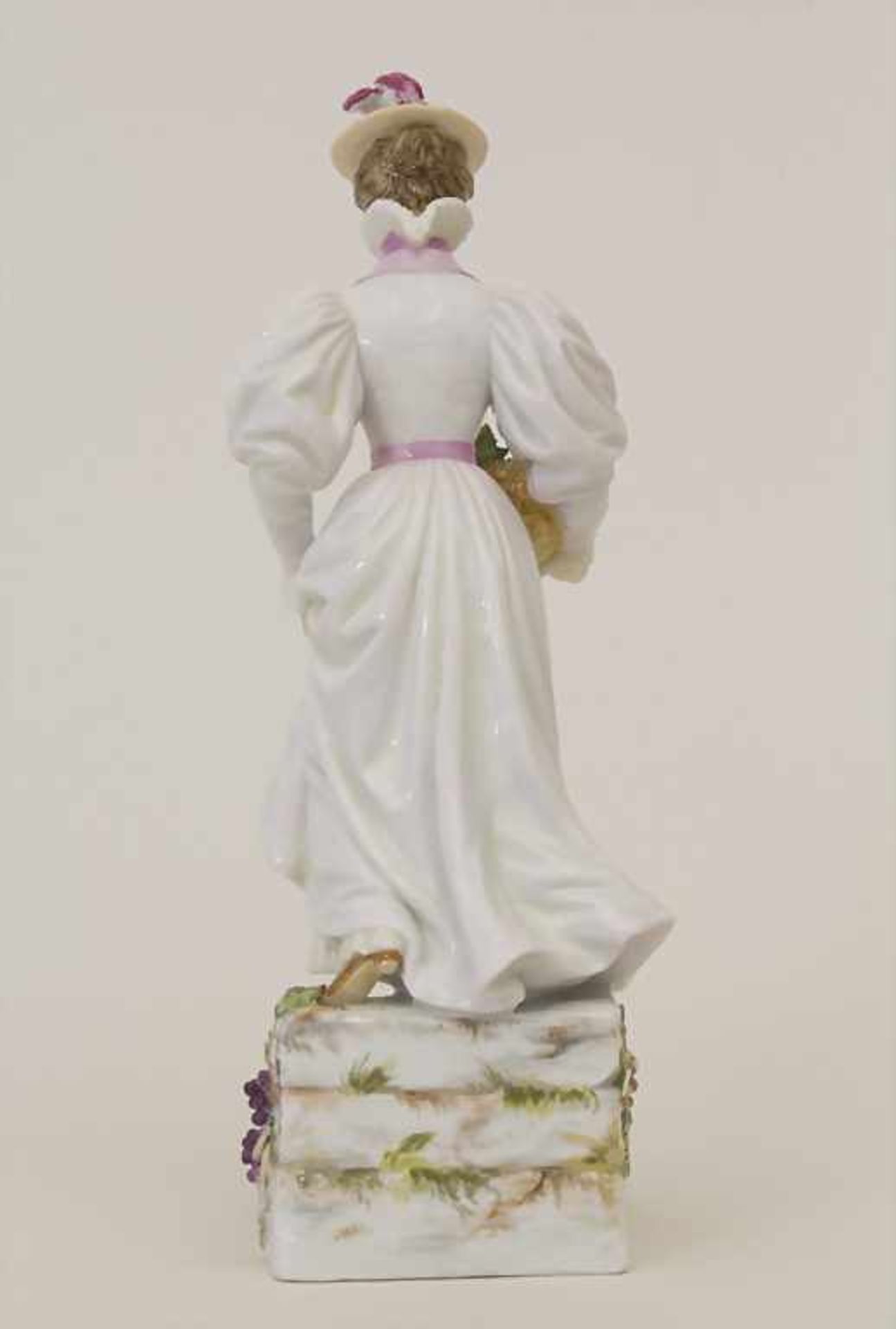 Jugendstil Figur einer Dame mit Hut und Traubenkorb auf Treppe / An Art Nouveau figure of a lady - Bild 3 aus 7