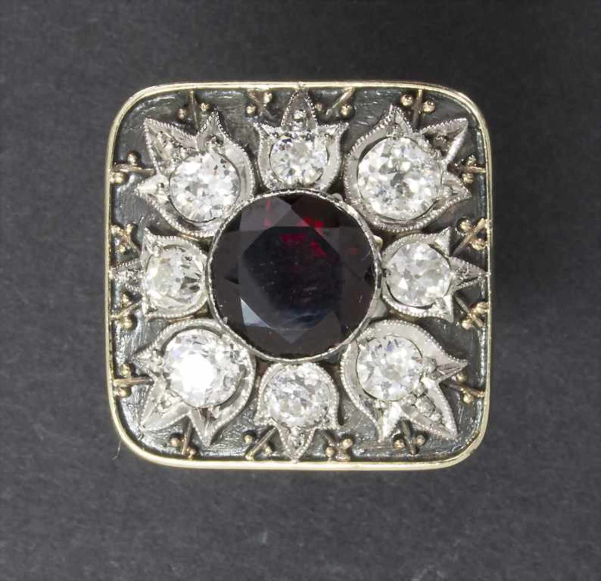 Art Déco Damenring mit Diamant und Granat / An Art Deco ladies ring with diamond und garnet<