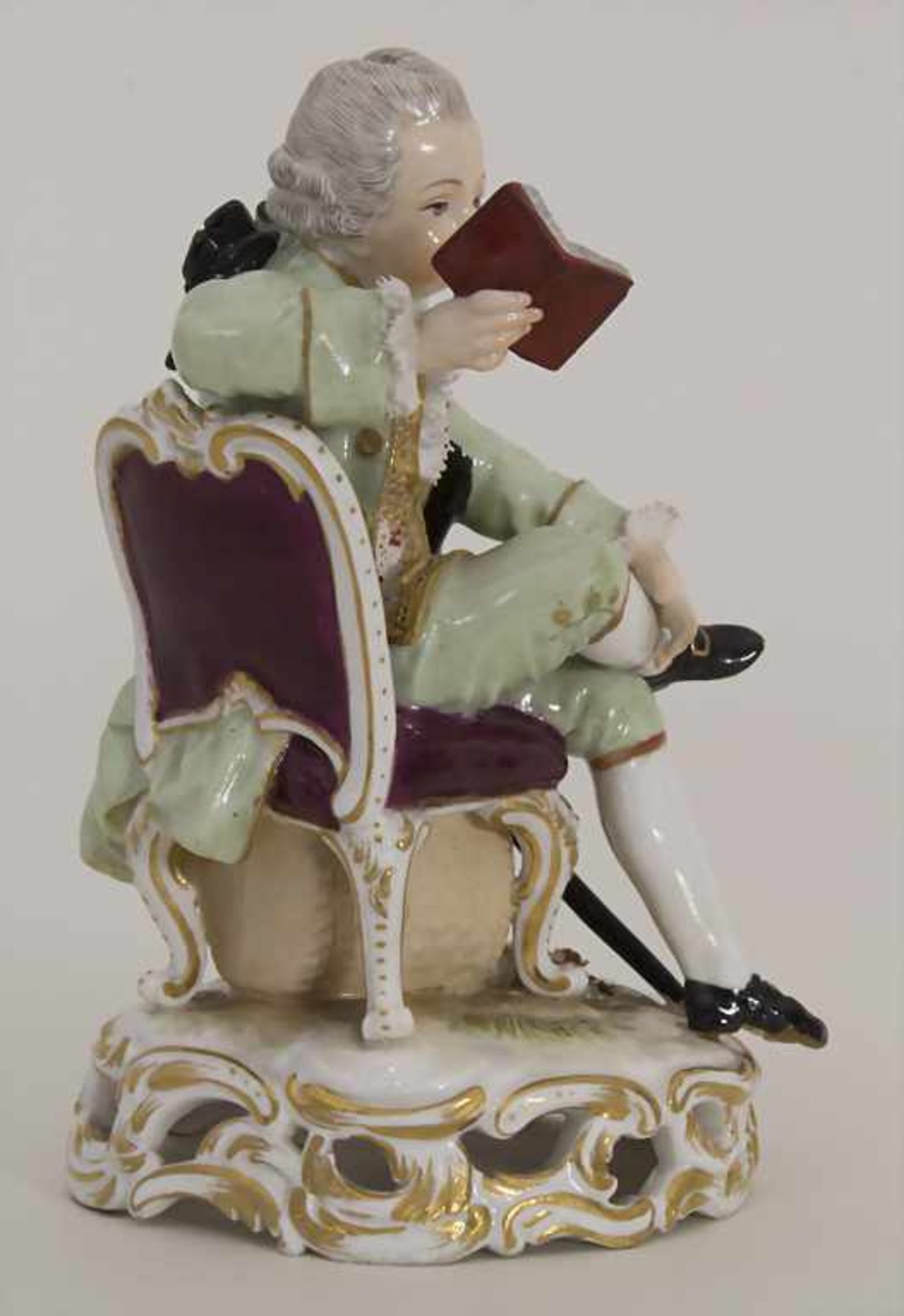 Kinderfigur 'Lesender Knabe mit Dreispitz und Säbel' / A reading boy with a three-cornered hat and a - Image 5 of 8