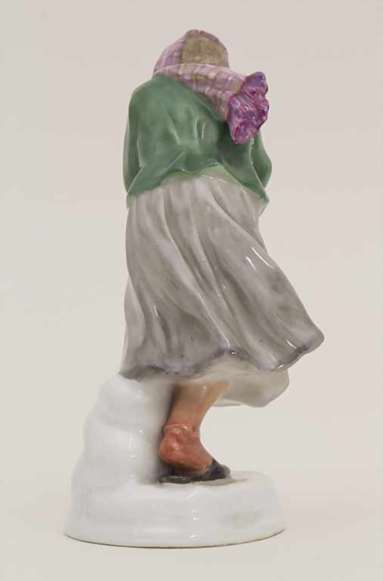 Jugendstil Figur eines Mädchens, Schneebälle abwehrend / An Art Nouveau figurine of a girl (snowball - Bild 4 aus 6
