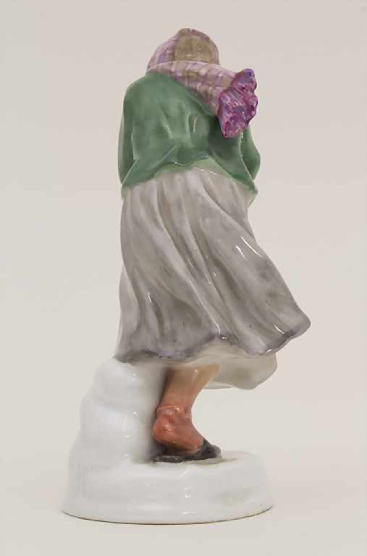 Jugendstil Figur eines Mädchens, Schneebälle abwehrend / An Art Nouveau figurine of a girl (snowball - Image 4 of 6