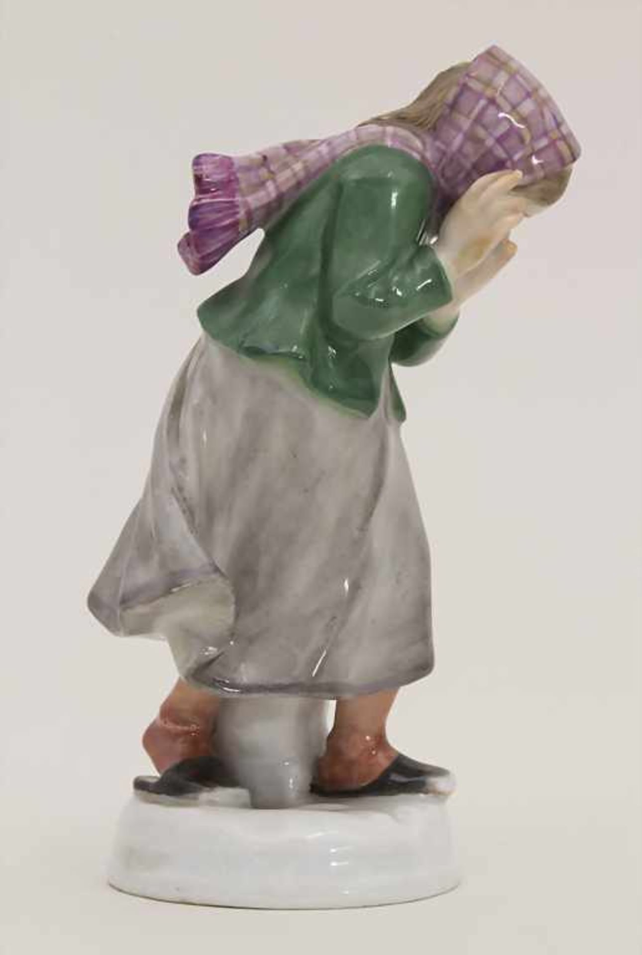 Jugendstil Figur eines Mädchens, Schneebälle abwehrend / An Art Nouveau figurine of a girl (snowball - Bild 3 aus 6