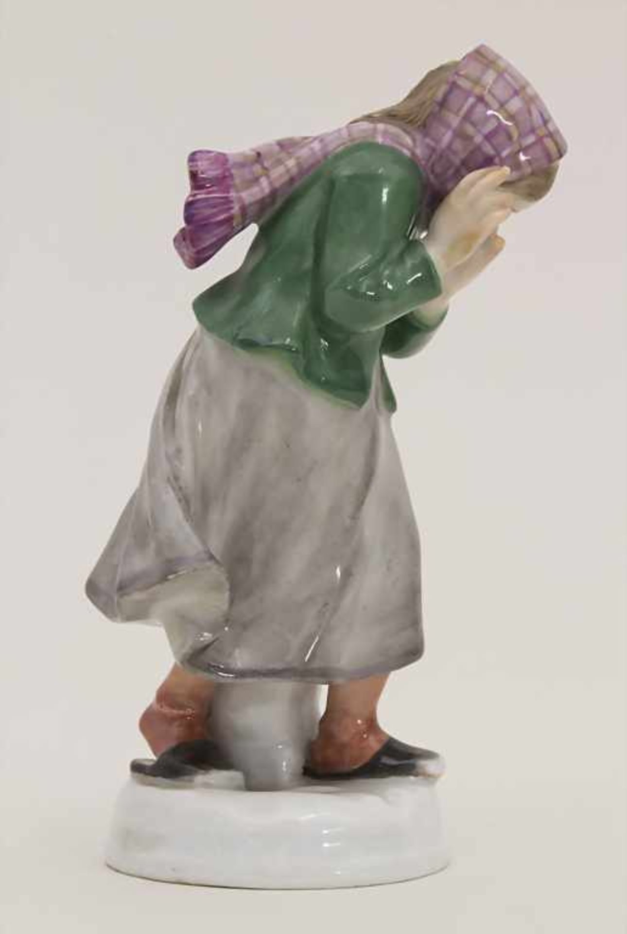 Jugendstil Figur eines Mädchens, Schneebälle abwehrend / An Art Nouveau figurine of a girl (snowball - Image 3 of 6