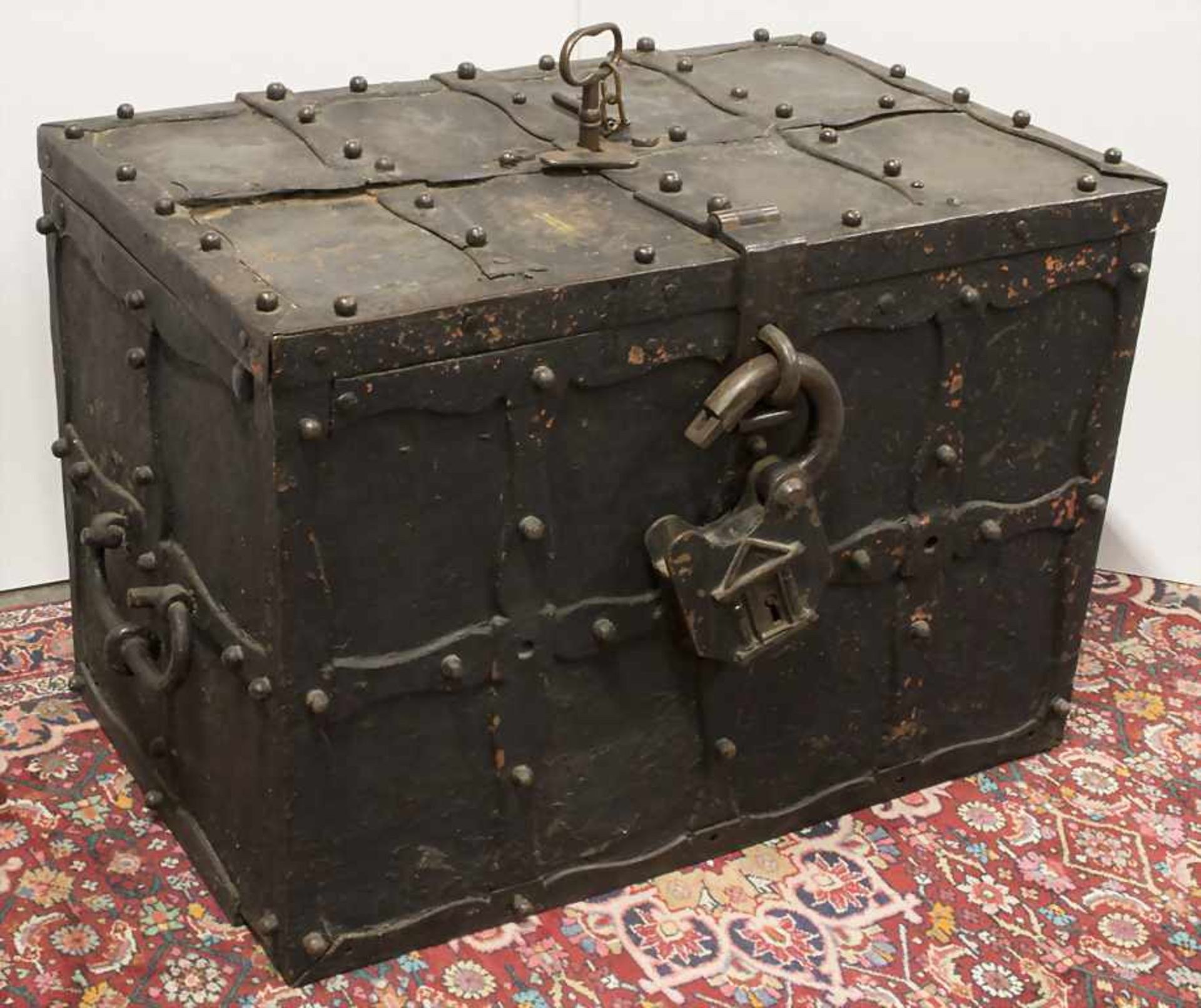 Eisentruhe als Kriegskasse / An iron (war) chest, 18. Jh.