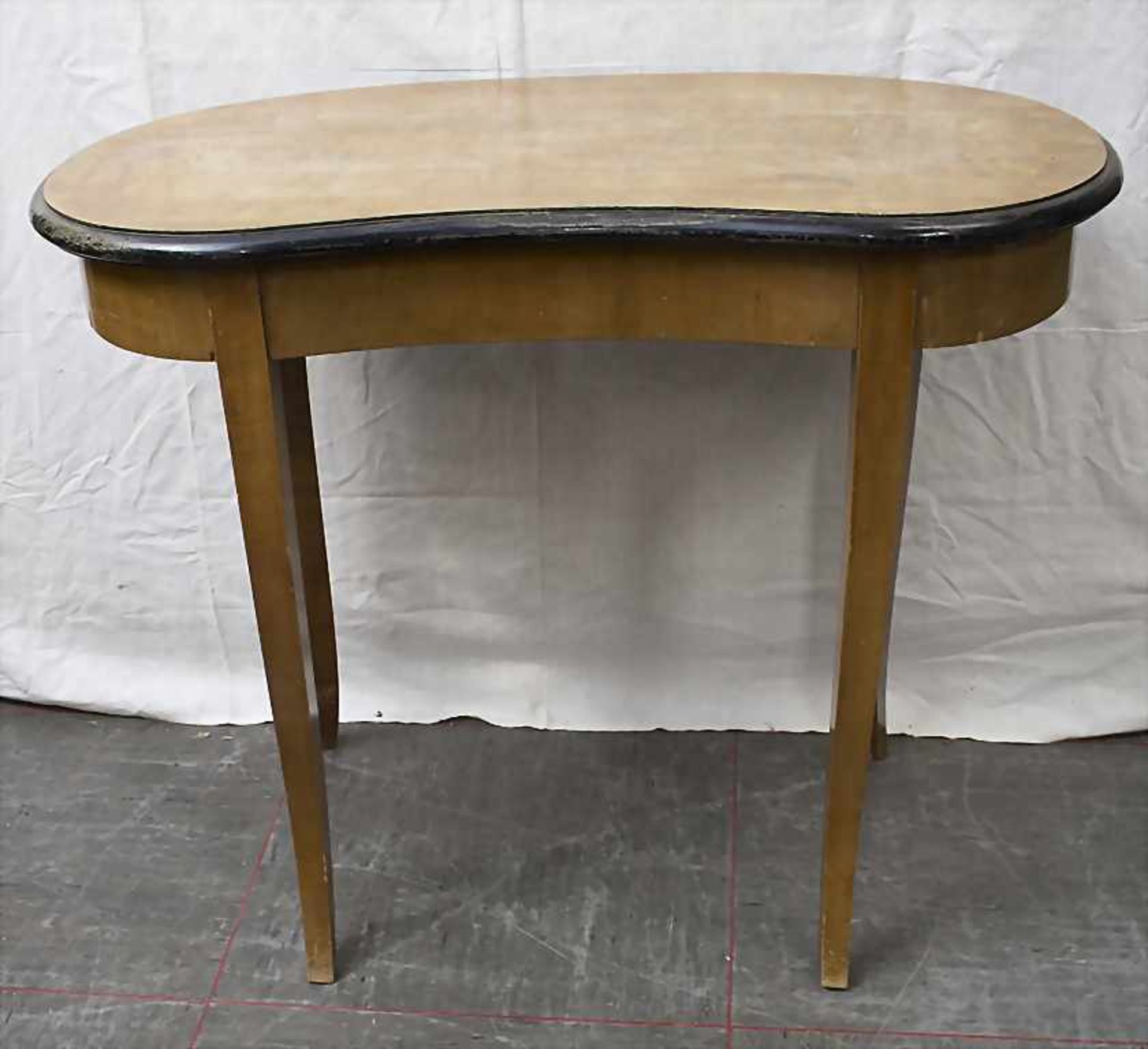 Nierenförmiger Tisch / A kidney-shaped table, 19. Jh.<