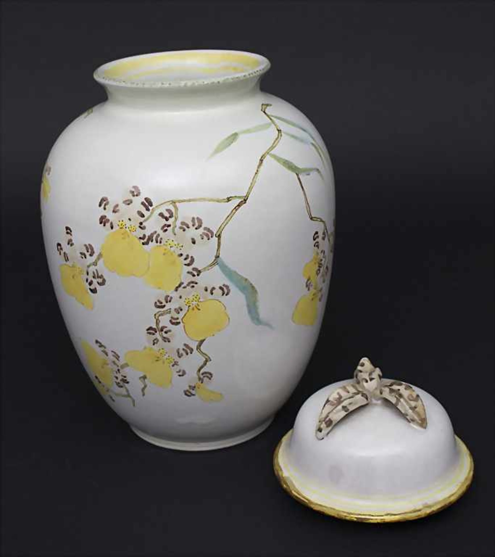 Deckelvase mit Blütenzweigen / A lidded vase with flower branches, Gustav Heinkel für Karlsruher - Bild 2 aus 3