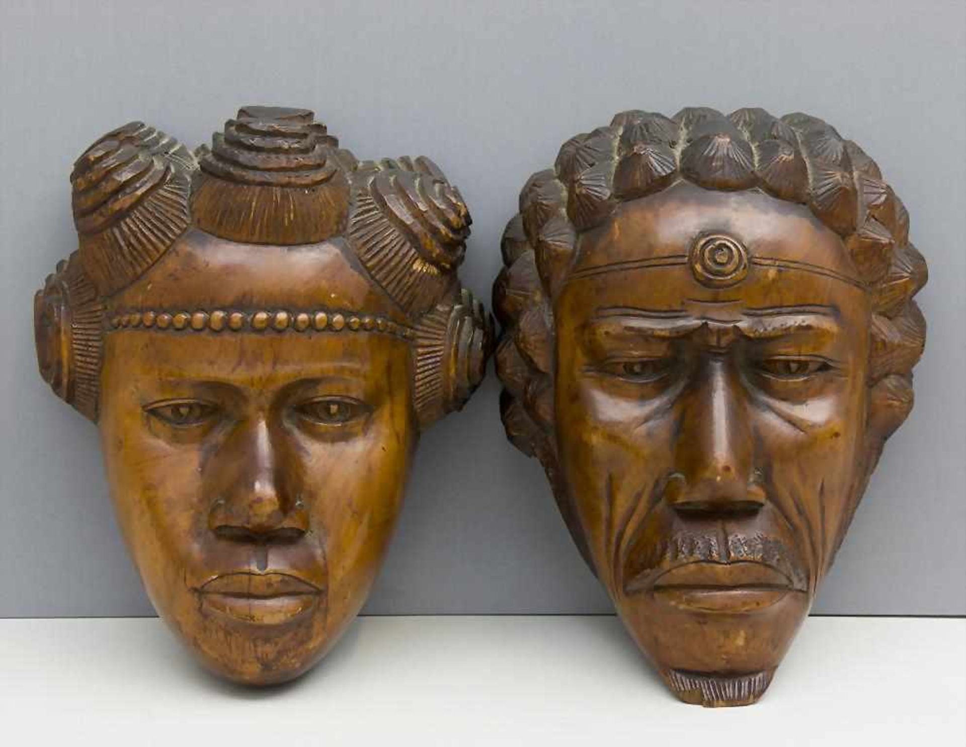 Paar Köpfe/A Pair of Carved Heads, A. Ramamonjisoa, Madagaskar, um 1900<