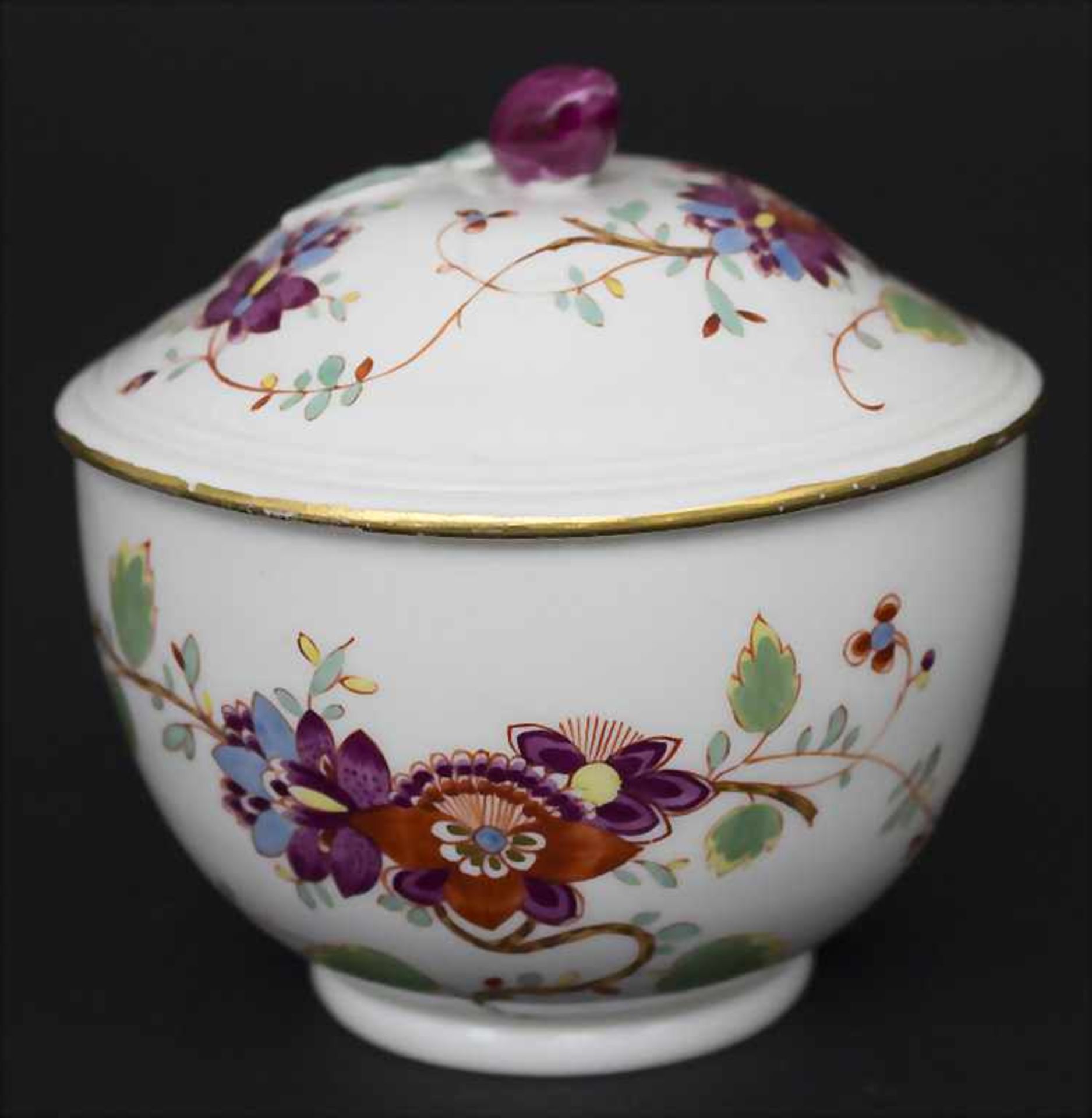 Frühe Deckeldose mit Kakiemon-Dekor / An early covered dish with Kakiemon decor, deutsch, 1.