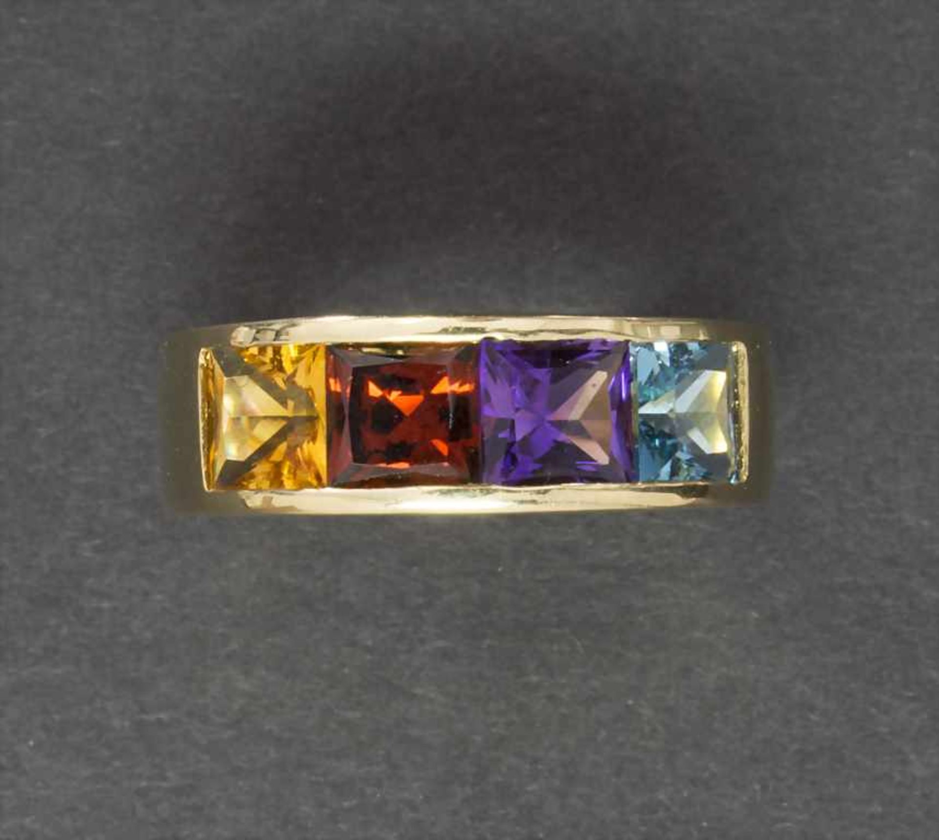 Damenring mit Edelsteinen / A ladies ring with gemstones