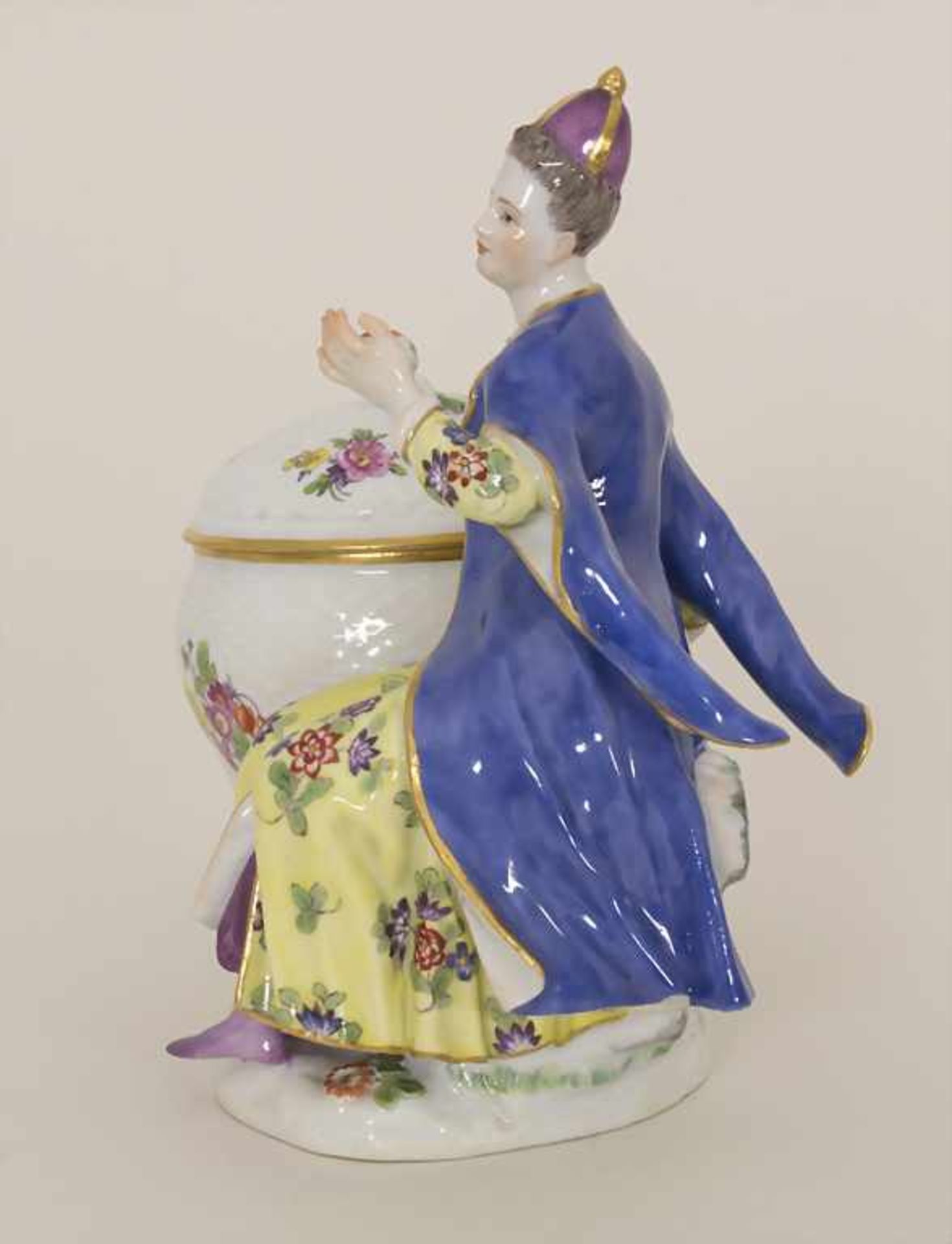 Gegenständige Figur einer Türkin mit Schale / A Turkish woman with a bowl, Meissen, Pfeiffer-Zeit, - Bild 2 aus 11