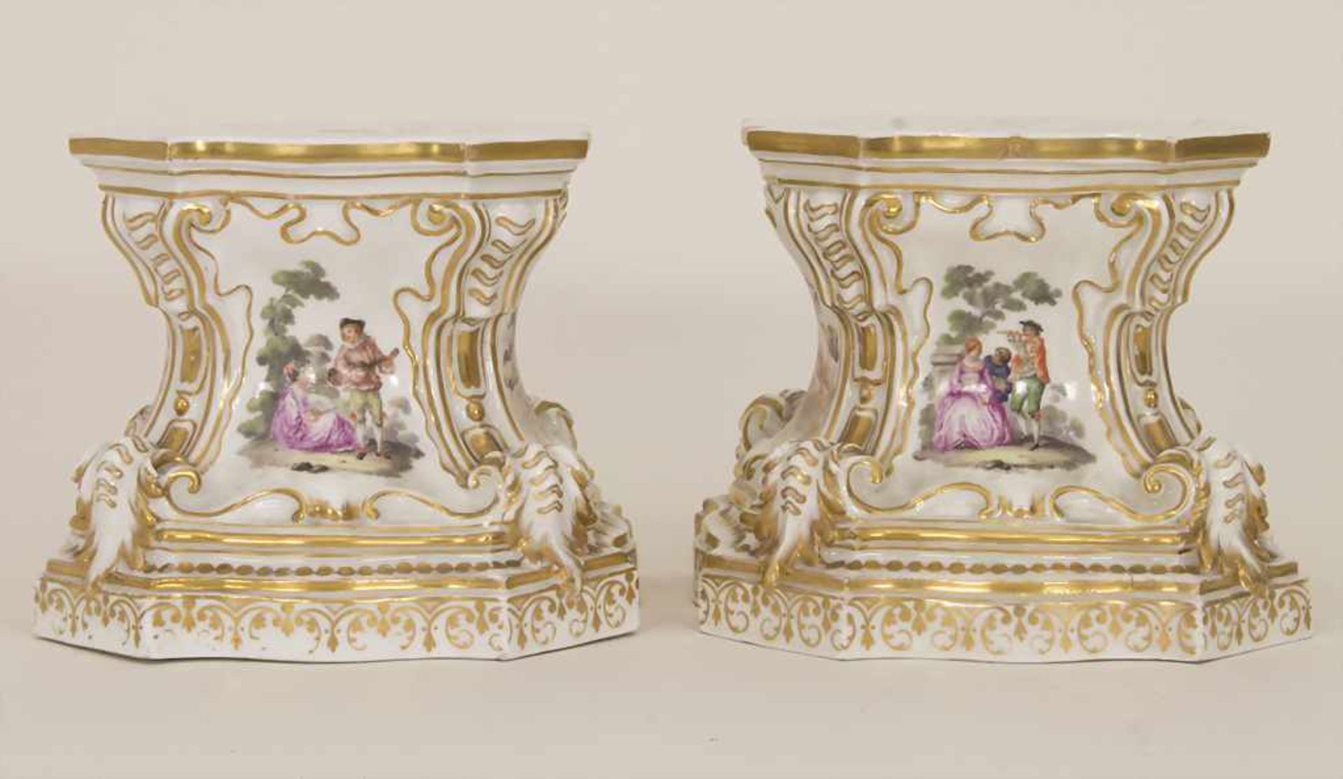 Paar frühe Postamente mit Watteau Malerei / A pair of early pedestals, Meissen, um 1745<