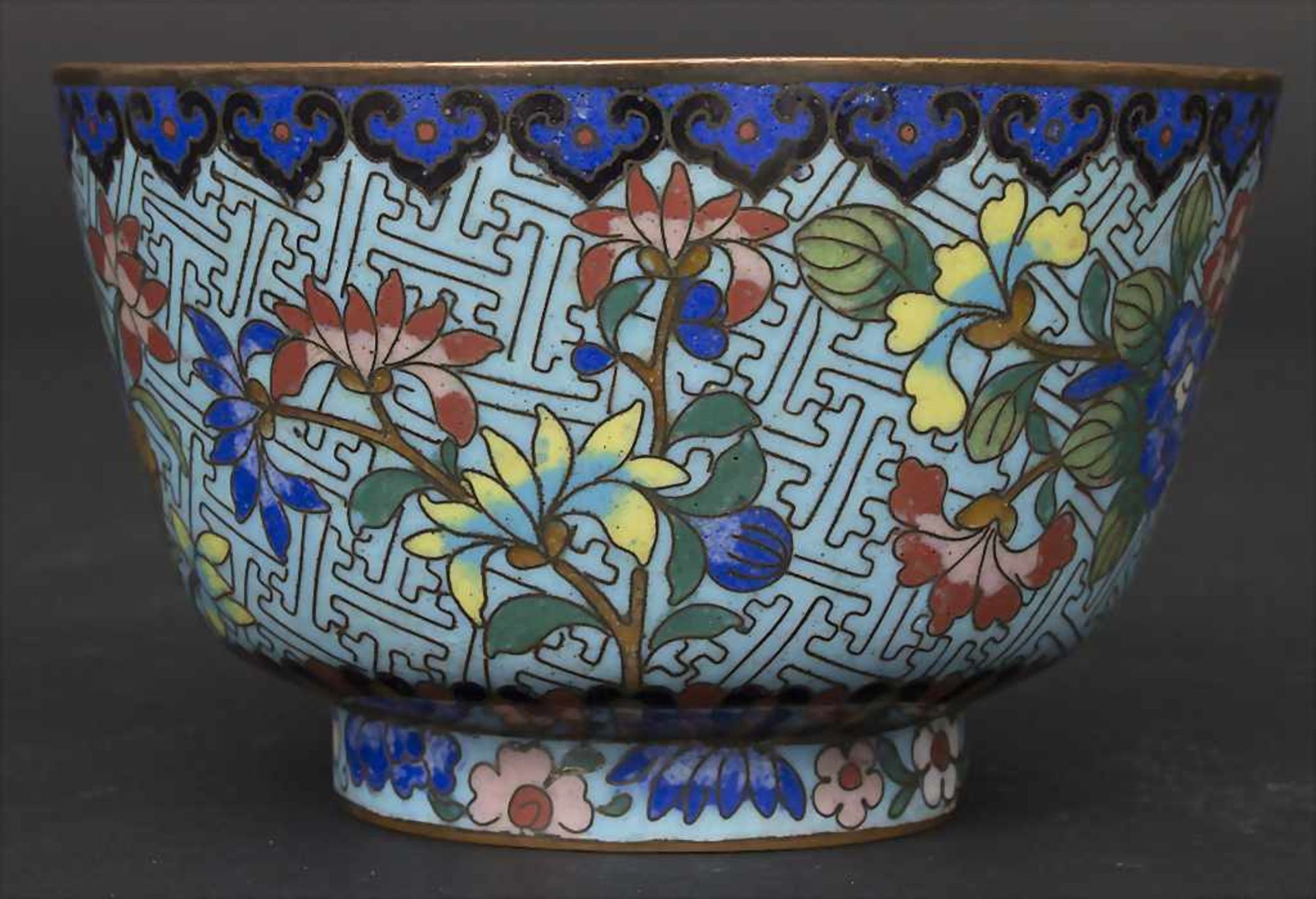 Cloisonné-Kumme 'Blütensträucher' / A Cloisonné bowl 'flowering shrubs', China, um 1900<br