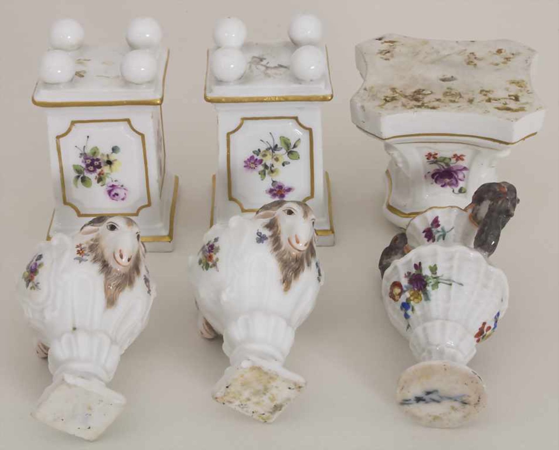 3 Miniatur Vasen mit Widderköpfen und Delfinen auf Postamenten / 3 miniature vases with ram heads - Bild 11 aus 15