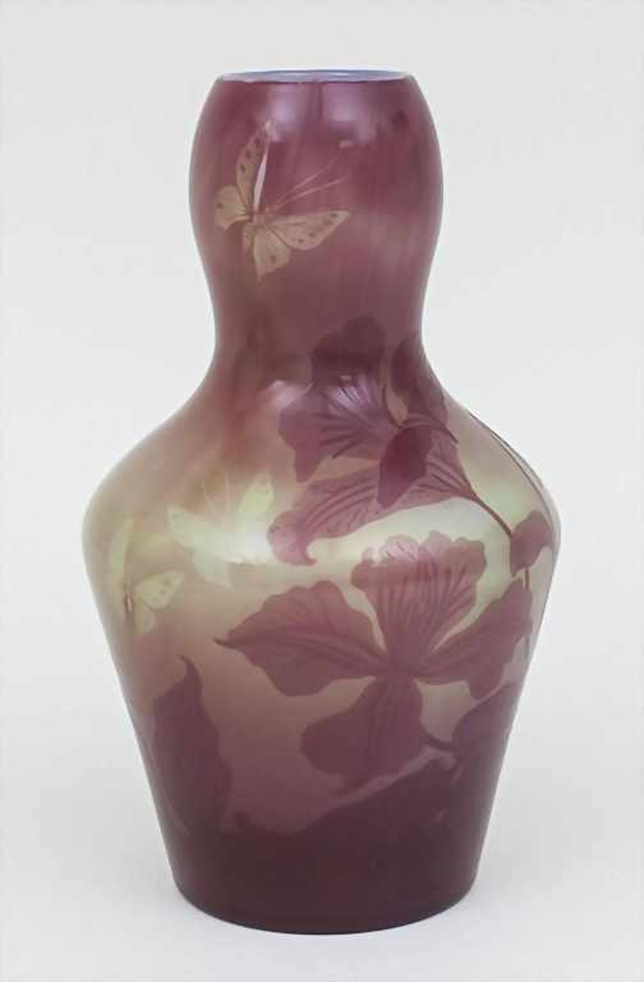 Jugendstil Vase mit Blumenranken und Schmetterlingen / An Art Nouveau Cameo Glass Vase With