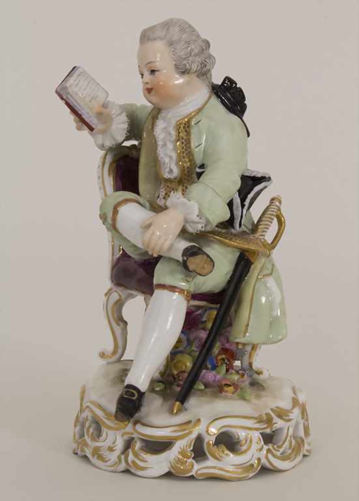 Kinderfigur 'Lesender Knabe mit Dreispitz und Säbel' / A reading boy with a three-cornered hat and a - Image 2 of 8