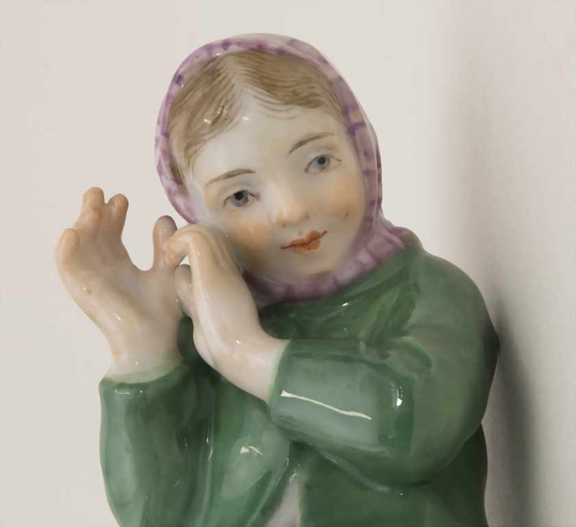 Jugendstil Figur eines Mädchens, Schneebälle abwehrend / An Art Nouveau figurine of a girl (snowball - Bild 6 aus 6