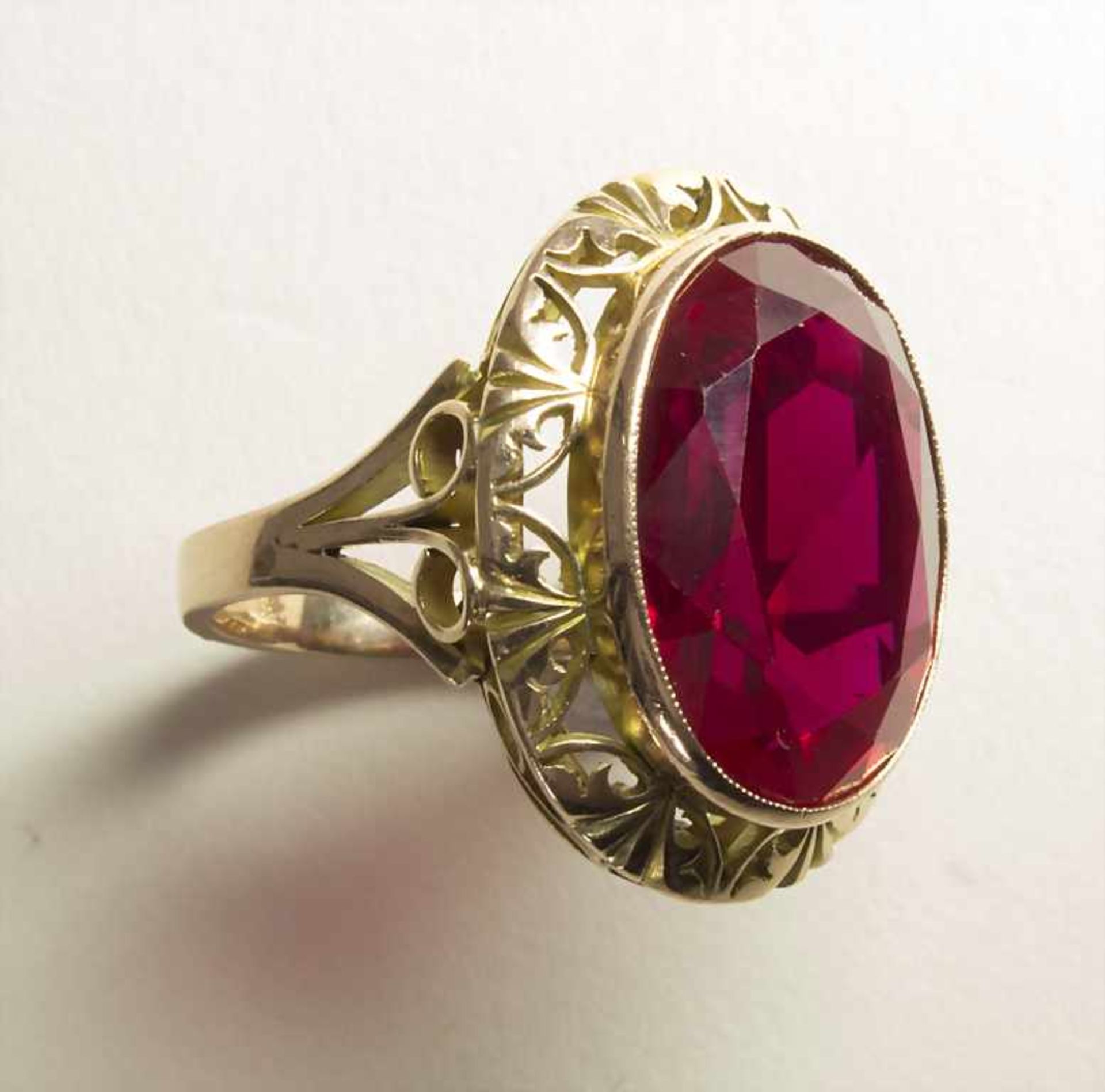 Damenring mit Farbstein / A ladies ring with red stone