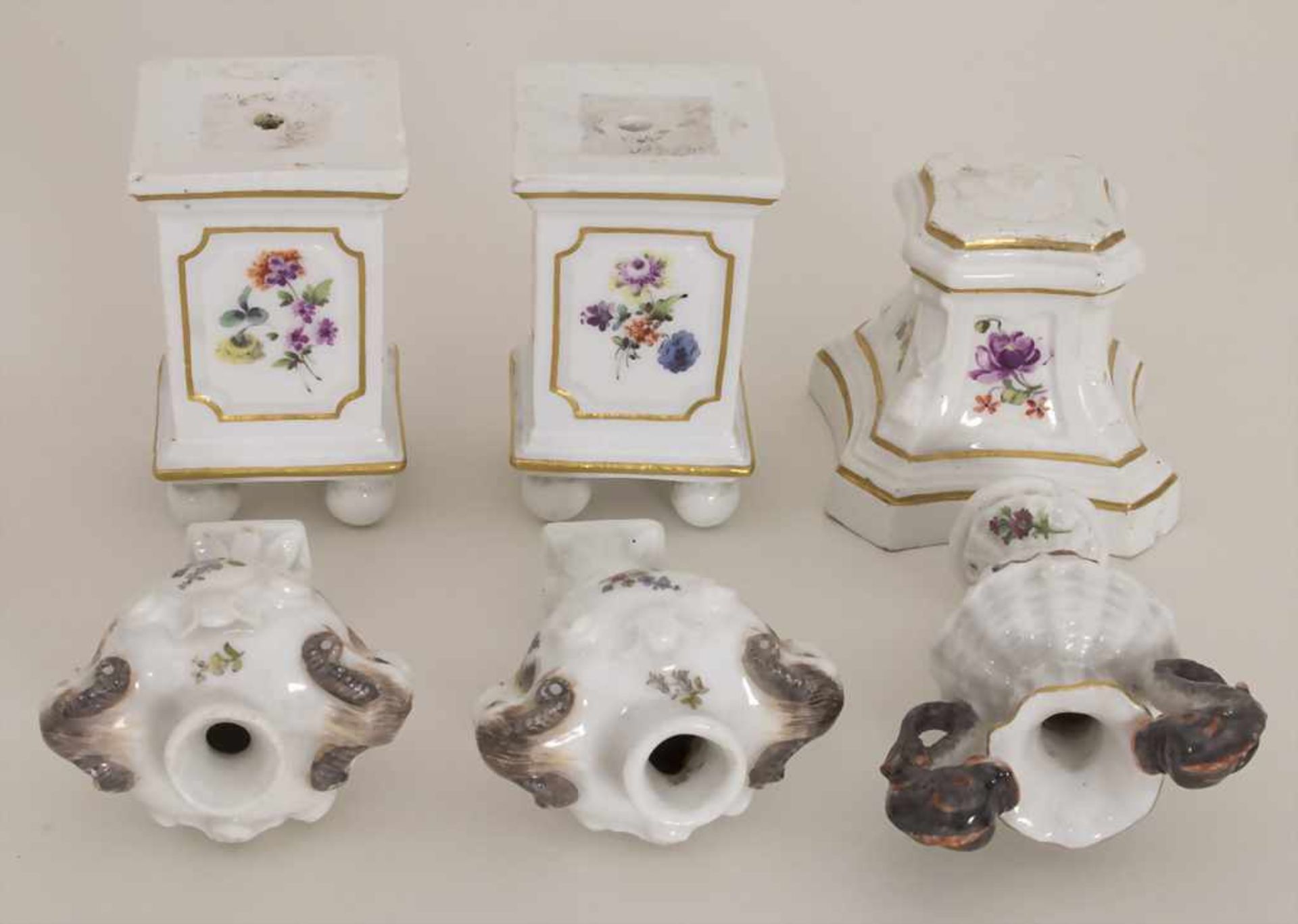 3 Miniatur Vasen mit Widderköpfen und Delfinen auf Postamenten / 3 miniature vases with ram heads - Bild 10 aus 15