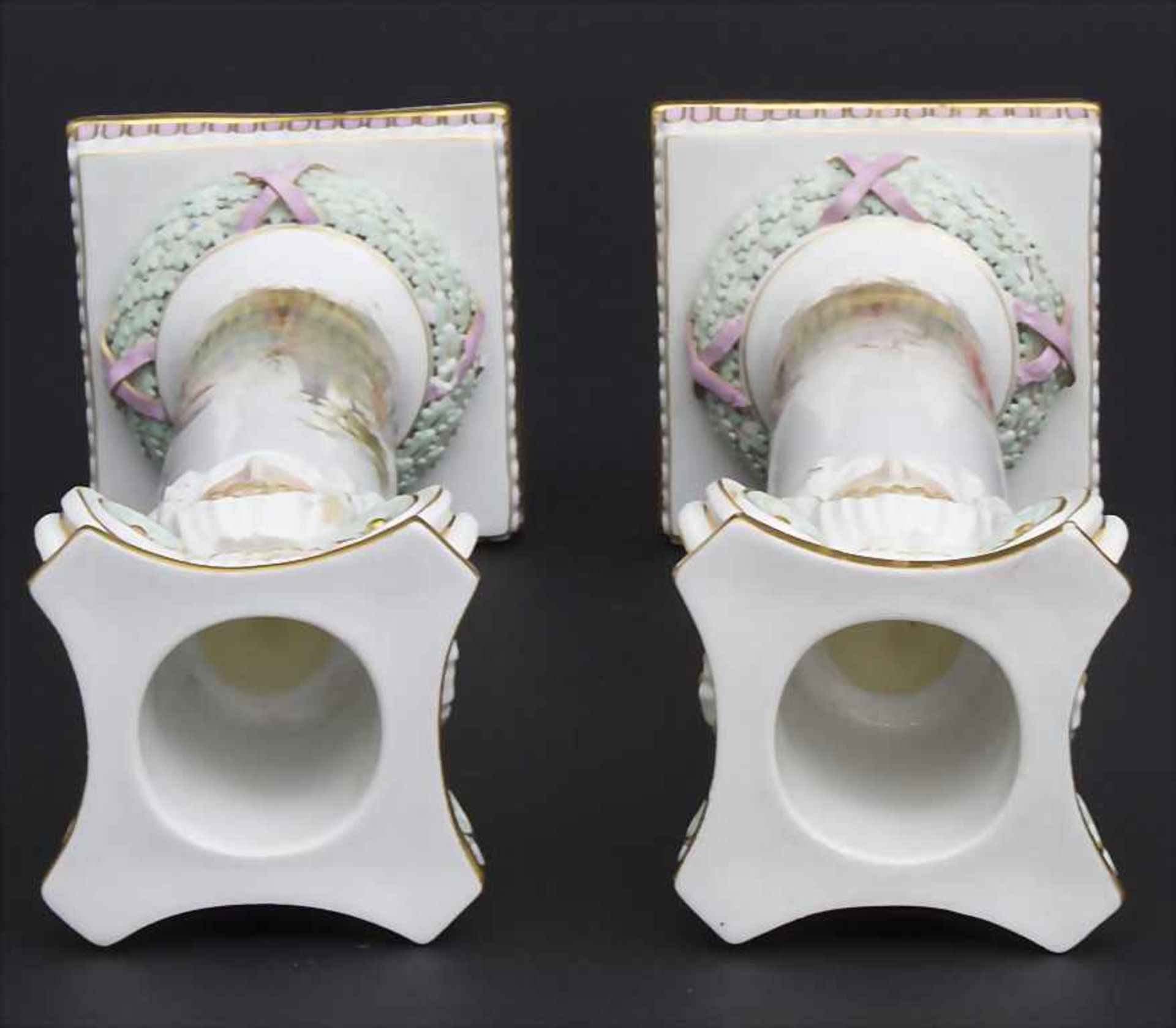 Paar Kerzenleuchter mit galanten Szenen / A pair of candlesticks with courting scenes, Meissen, - Image 10 of 11