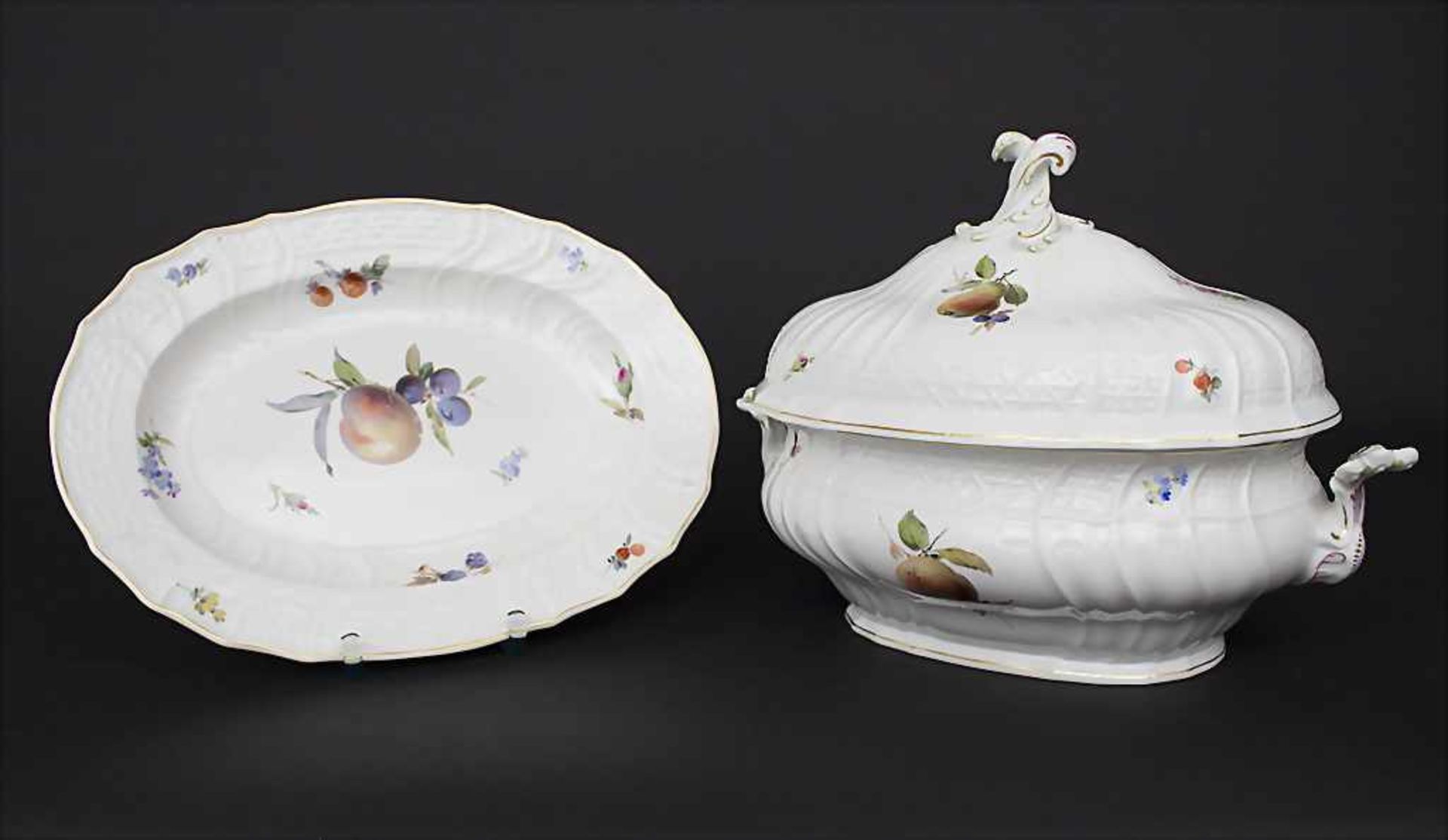 Große ovale Deckelterrine und Gemüseplatte mit Früchtemalerei / An oval covered tureen and serving