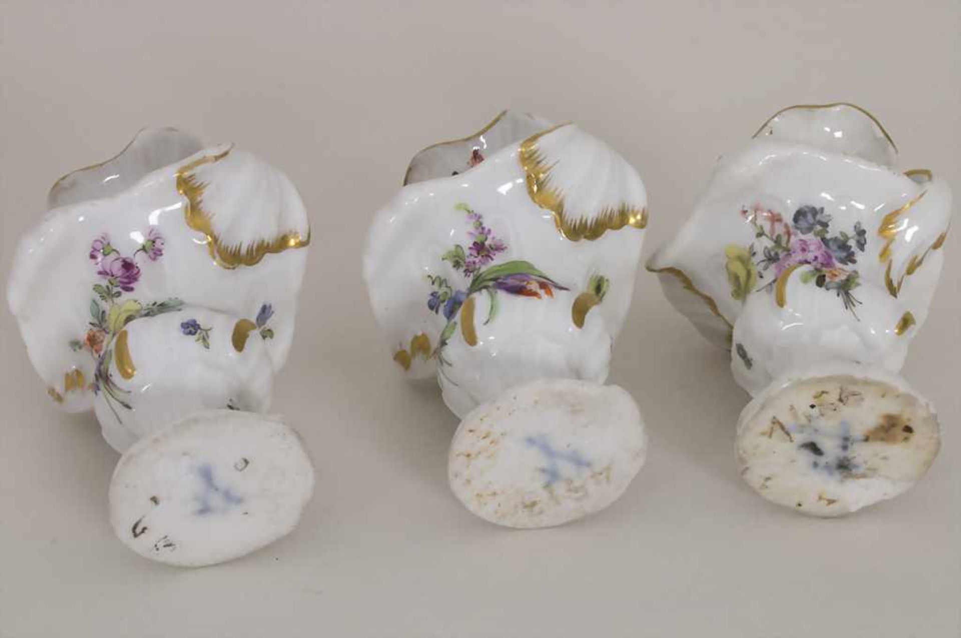 3 frühe Miniatur Vasen mit Rocaillen / A set of 3 early miniature vases with rocailles, Meissen, - Bild 4 aus 7