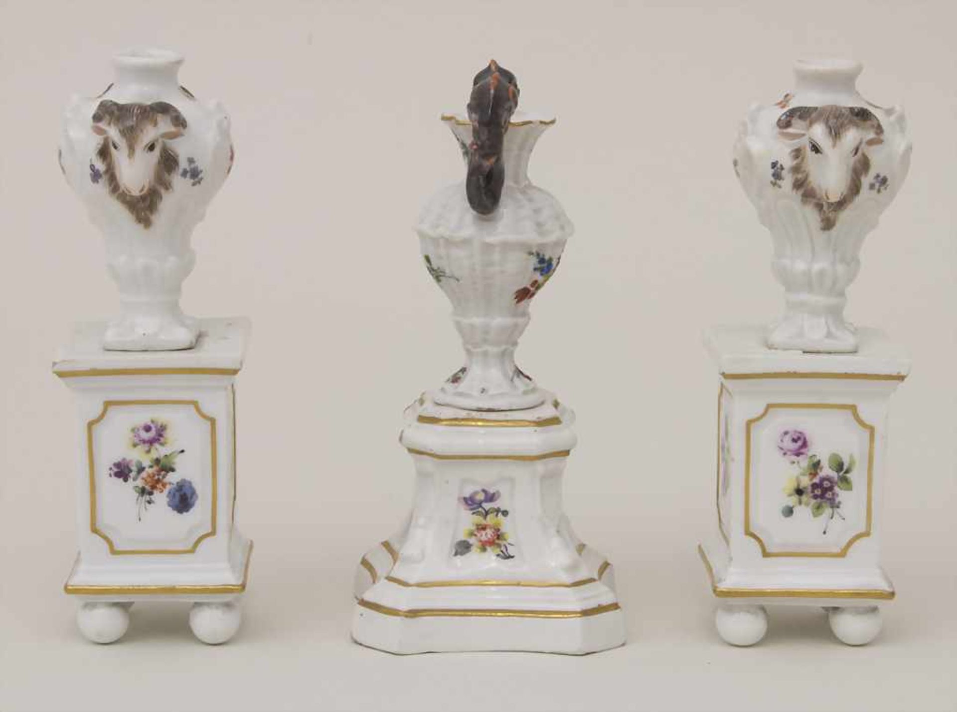 3 Miniatur Vasen mit Widderköpfen und Delfinen auf Postamenten / 3 miniature vases with ram heads - Bild 2 aus 15