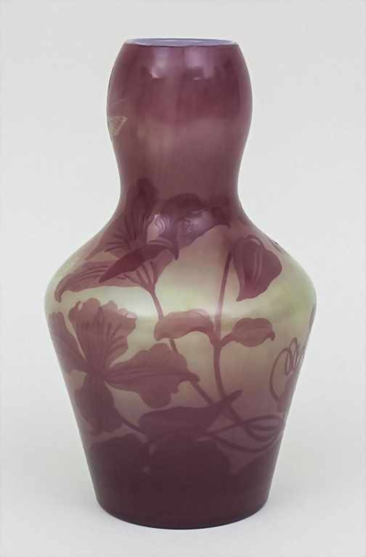 Jugendstil Vase mit Blumenranken und Schmetterlingen / An Art Nouveau Cameo Glass Vase With - Bild 2 aus 5